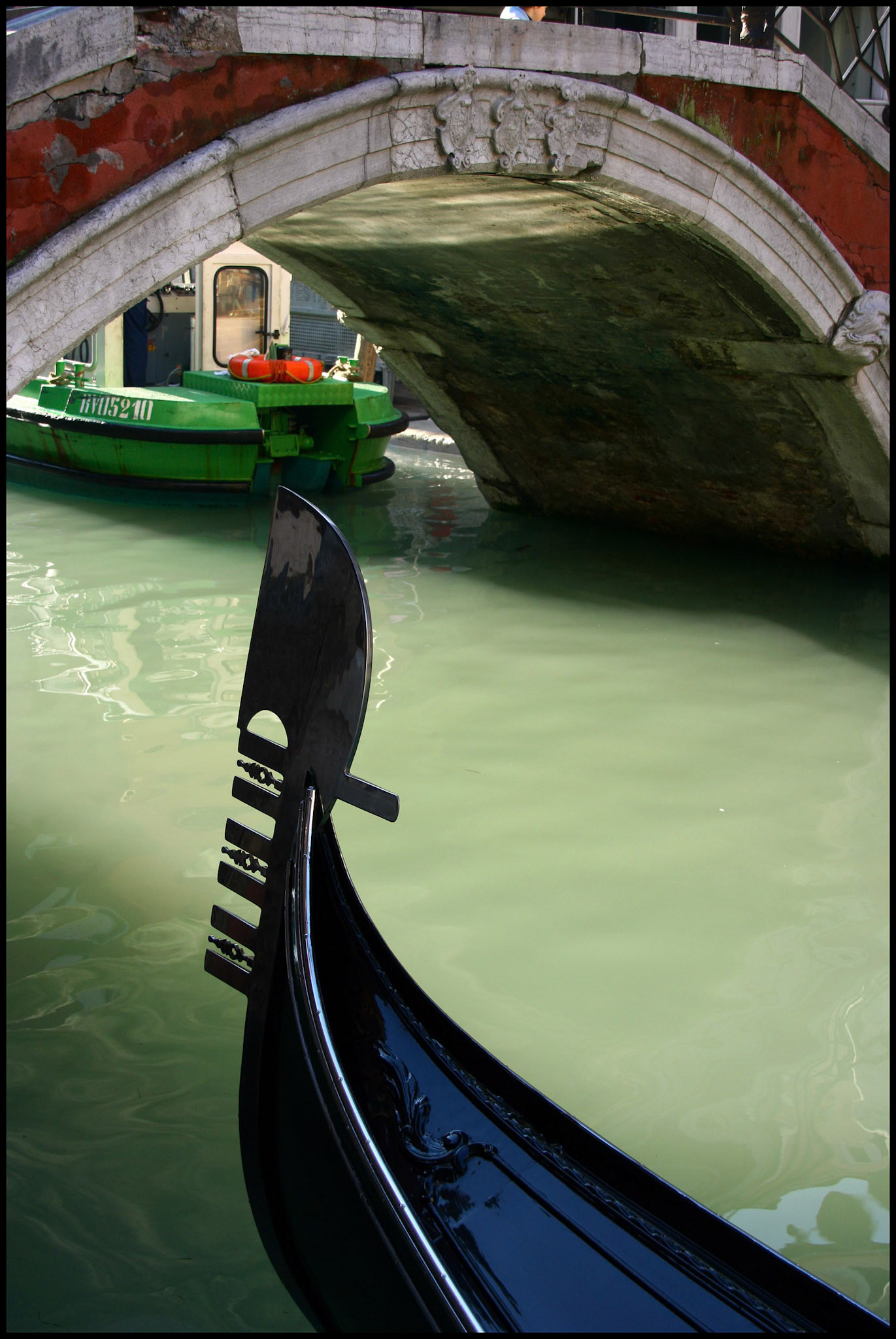 Góndola y puente en Venecia. Ampliar