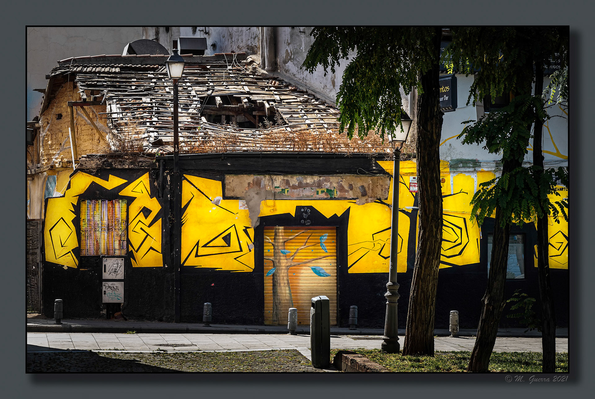 Casa derruida pintada de amarillo. 100ASA