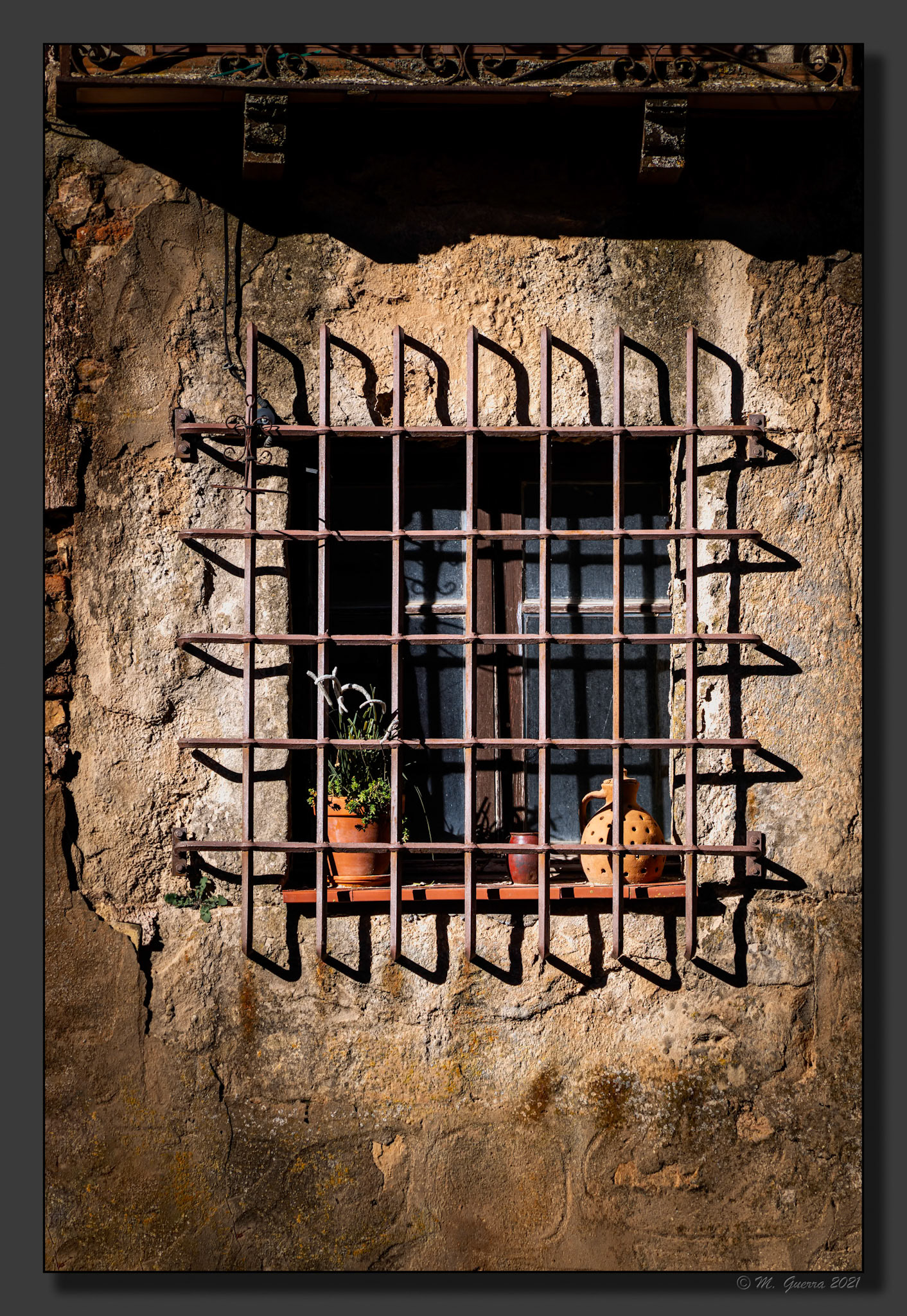Ventana con rejas en Medinaceli. 100ASA