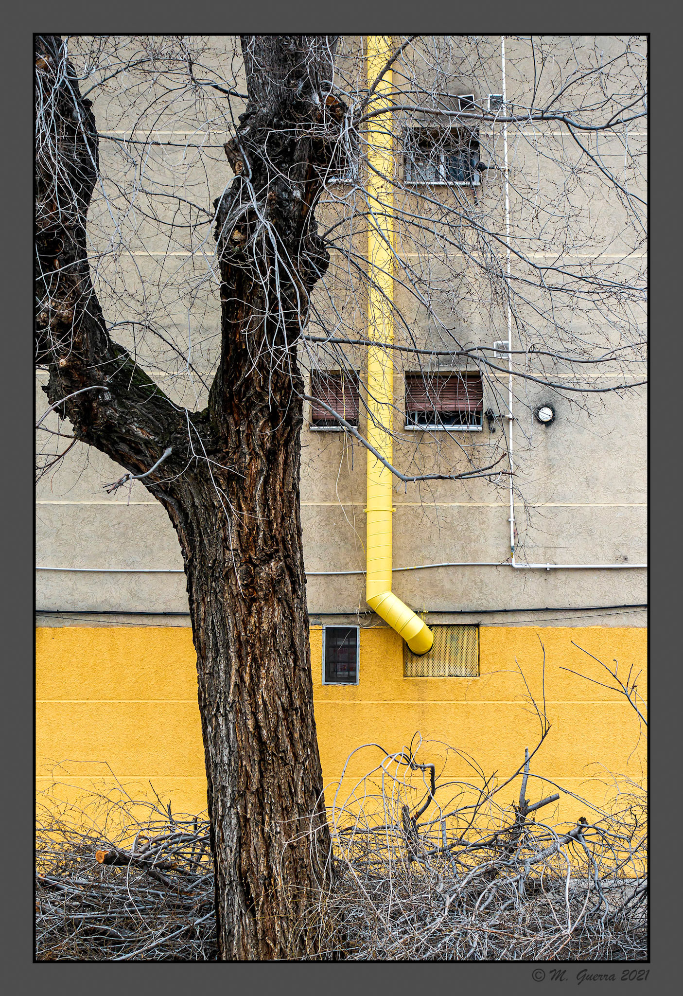 Edificio con chimenea
