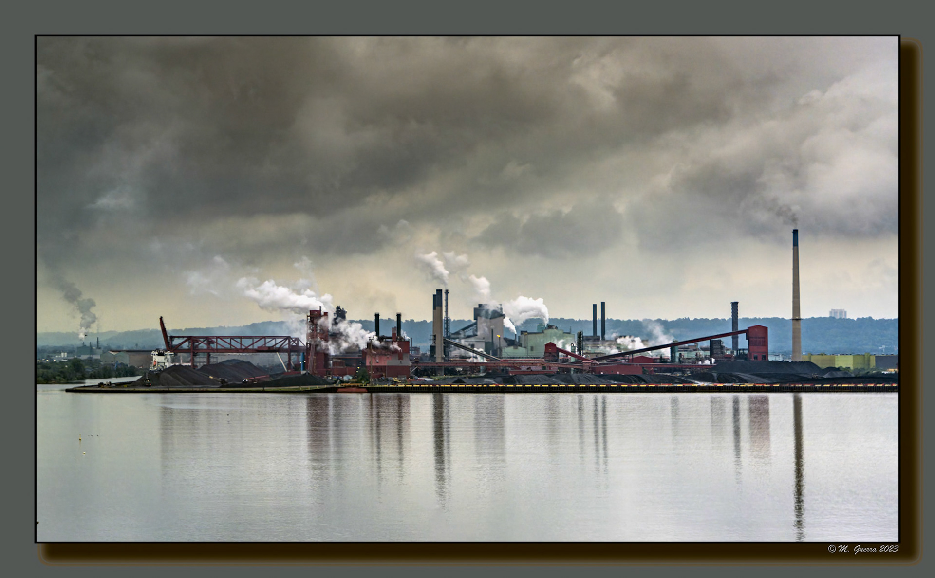 La ciudad de Hamilton y su zona industrial en el lago Ontario. 100ASA