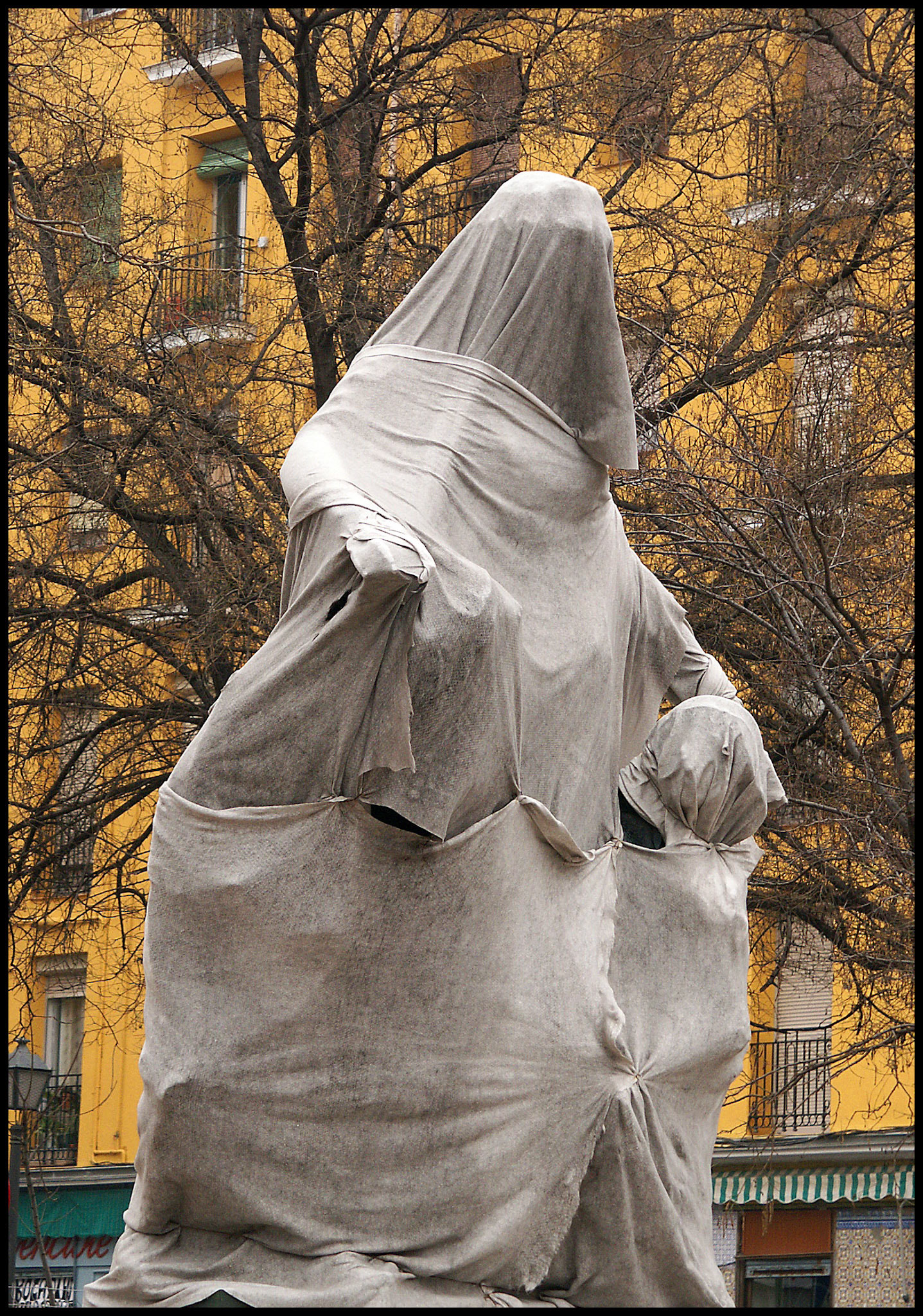 Estatua tapada en el Rastro de Madrid. Ampliar
