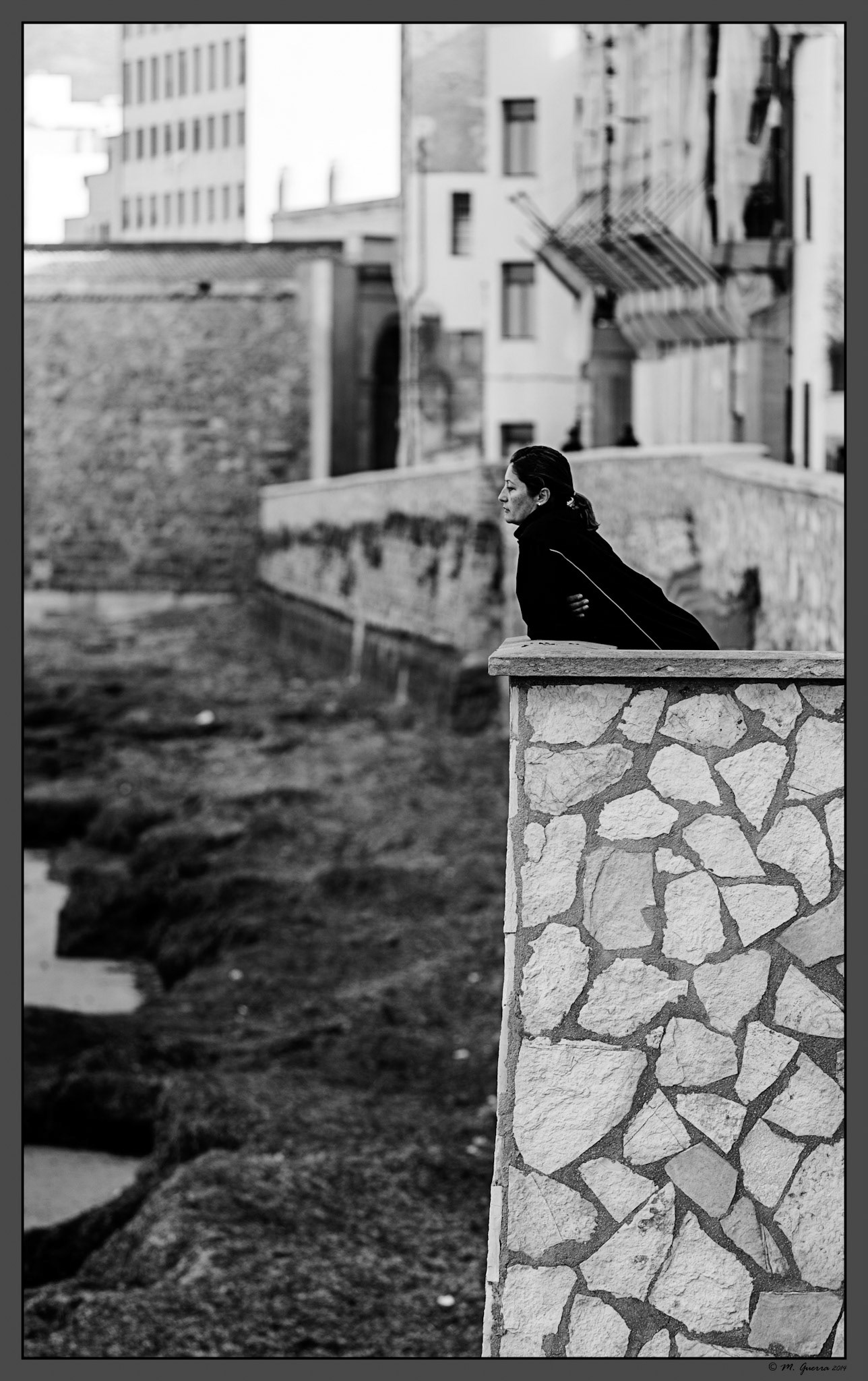 Mujer contemplando el paisaje en Trapani. Ampliar