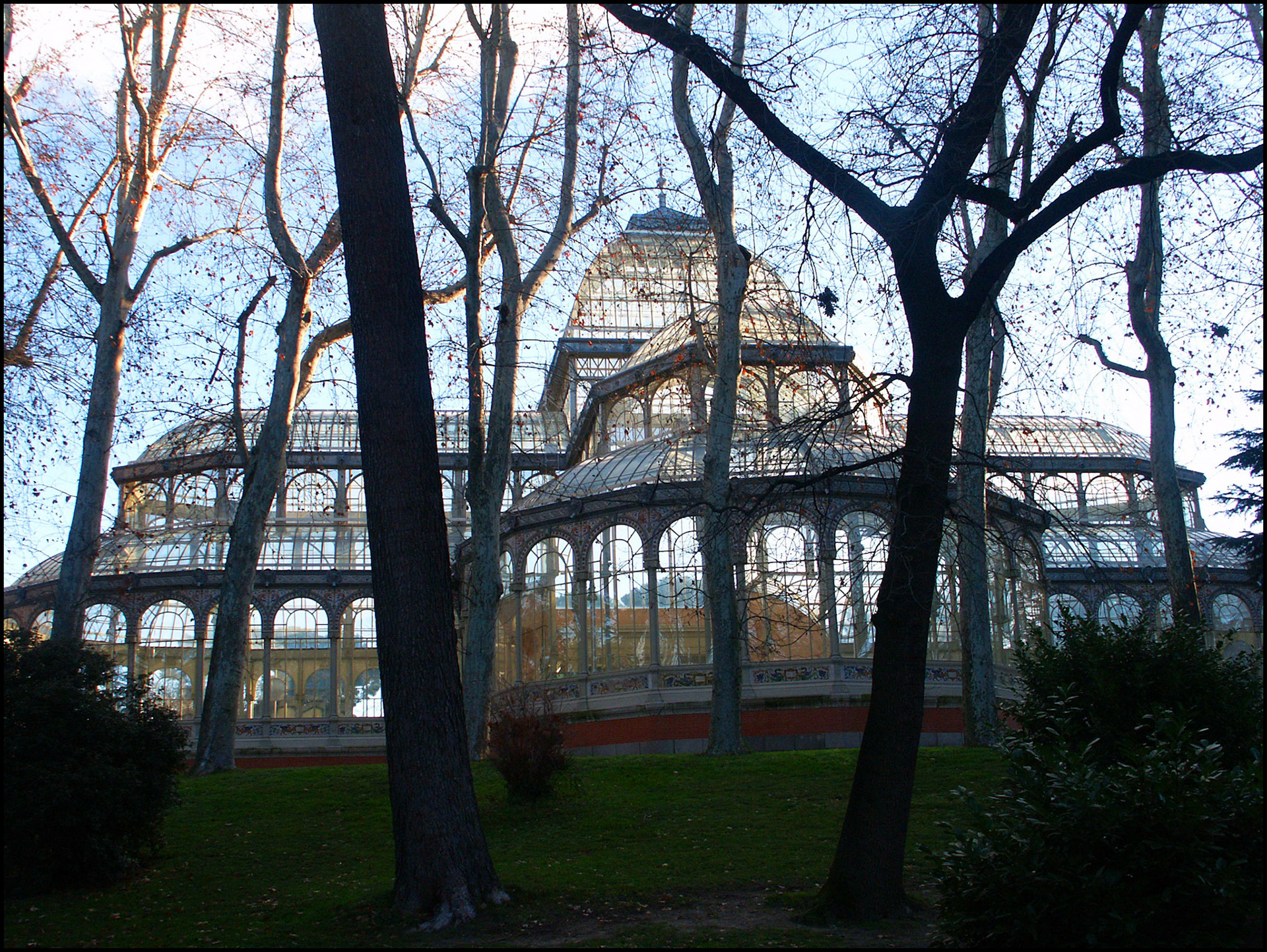 El Palacio de Cristal en el parque de el Retiro de Madrid. Ampliar