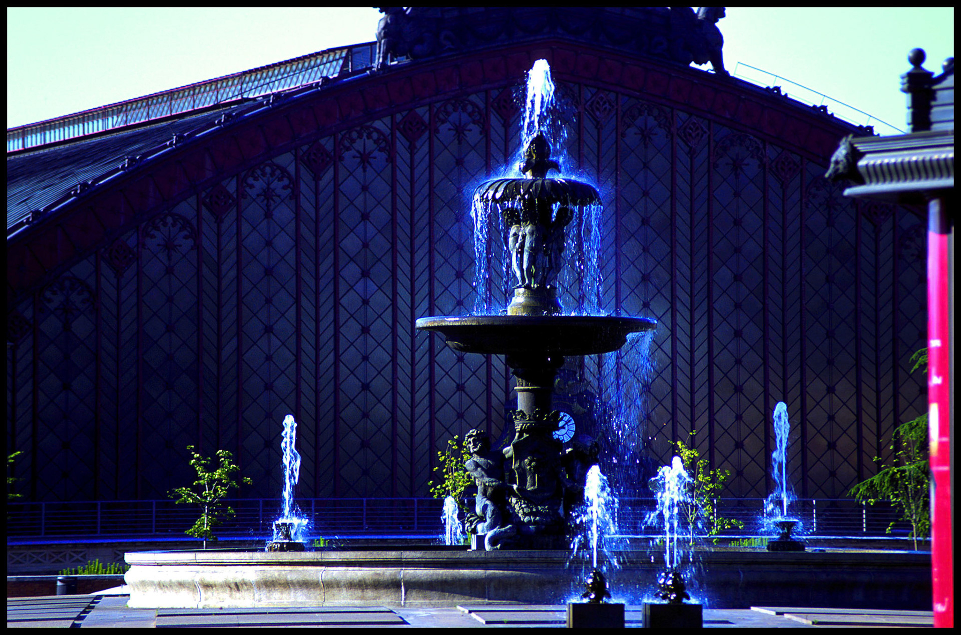Fuente y Estación de tren en Atocha en Madrid. Ampliar