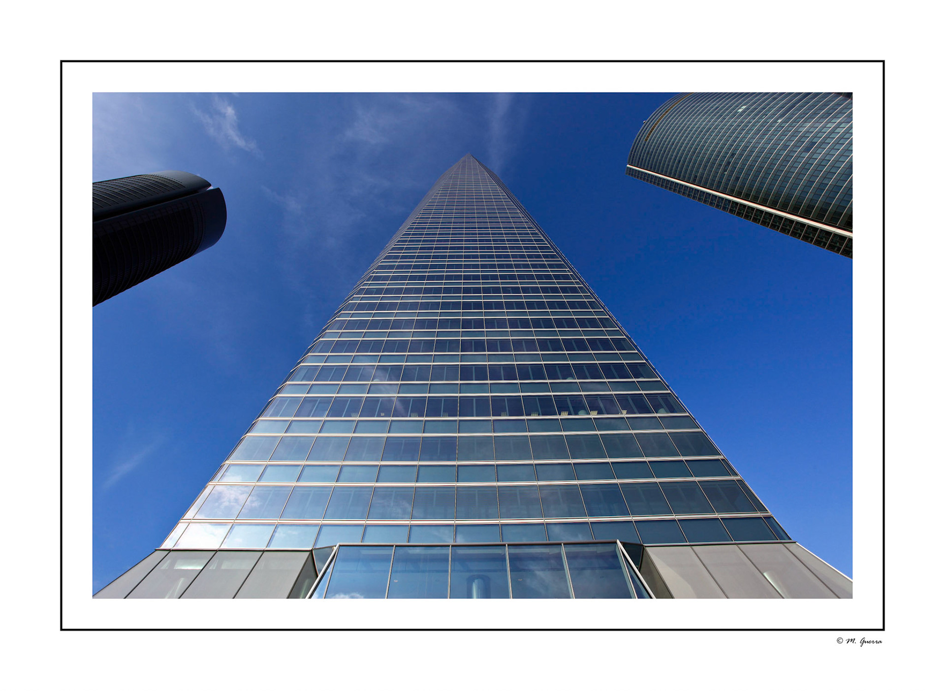 Una de las torres del complejo de la Castellana en Madrid, flanqueada por otras dos. Ampliar