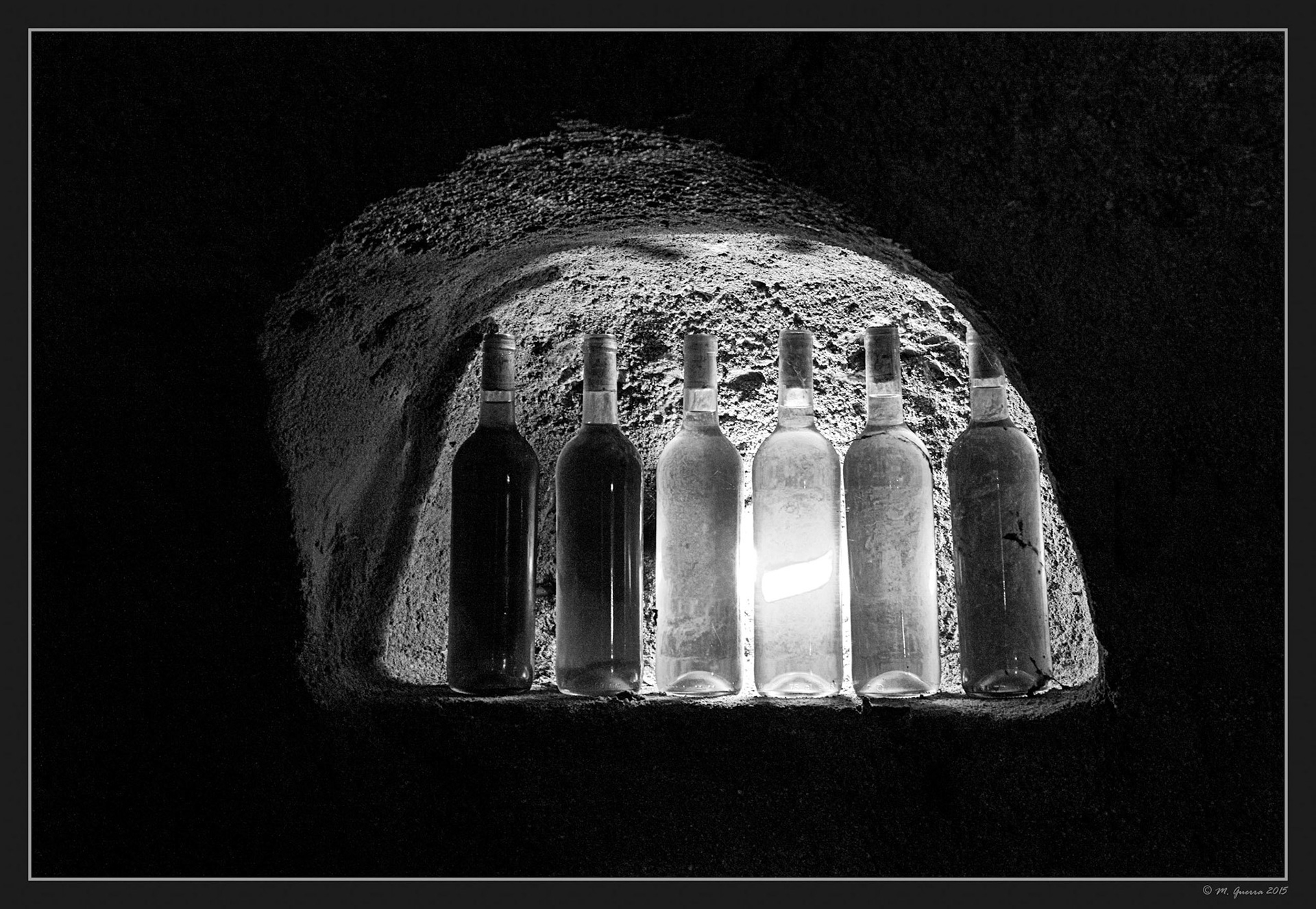 Botellas en el interior de un restaurante en una cueva de Navalcarnero. Ampliar