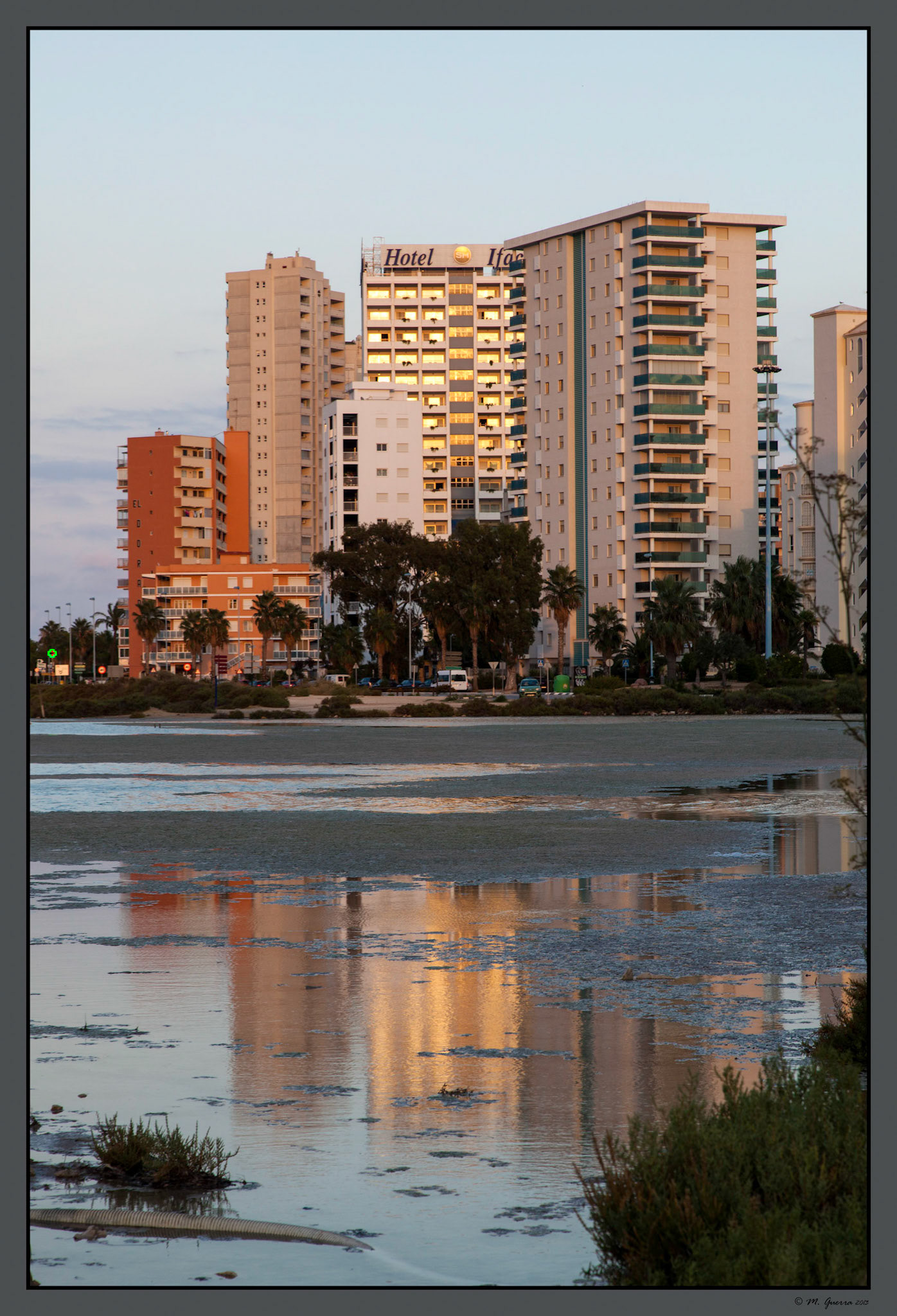 Edificios reflejados en las salinas de Calpe. Ampliar