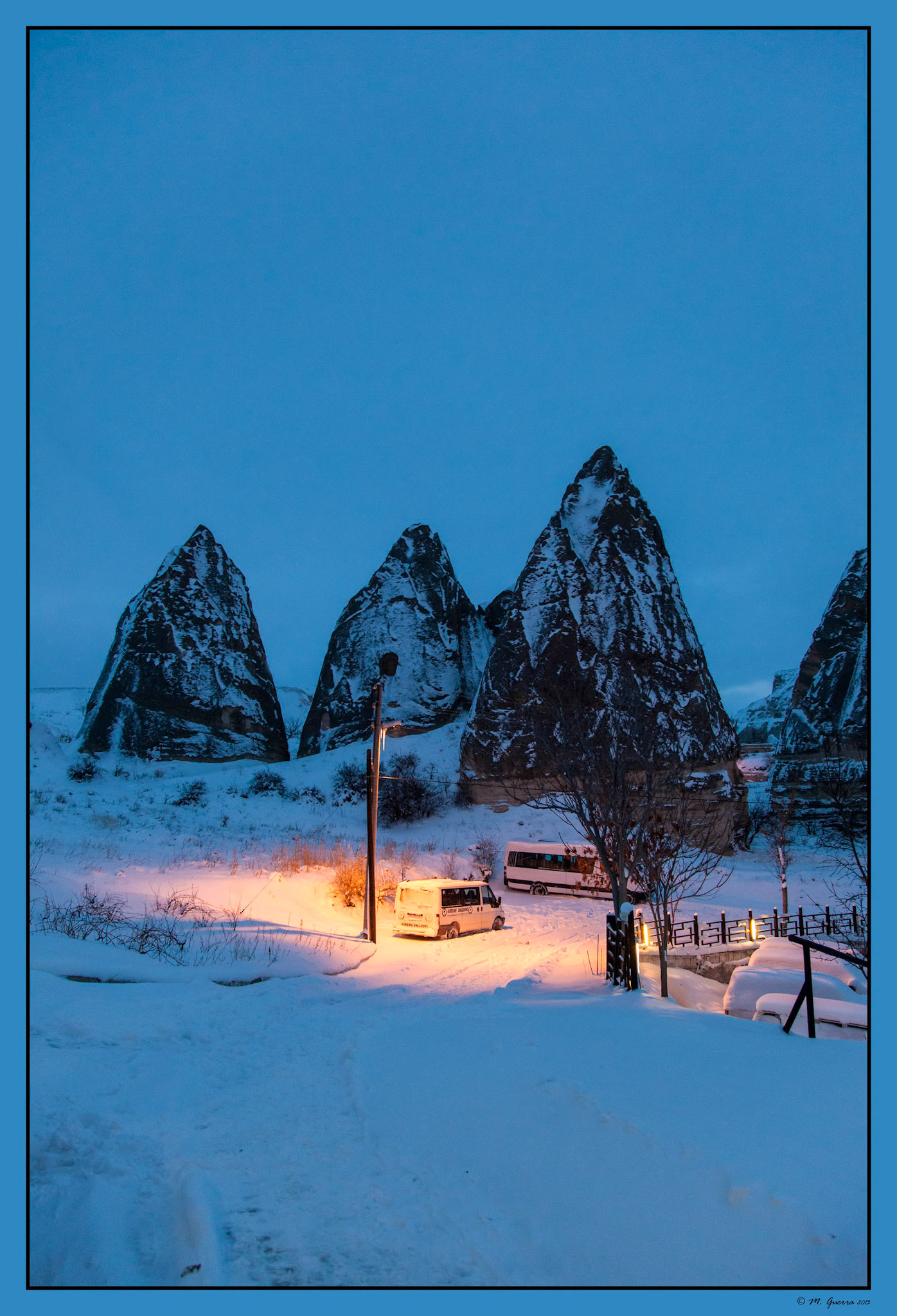 El pueblo de Goreme en Capadocia, al amanecer, esperando la salida de los globos. Ampliar
