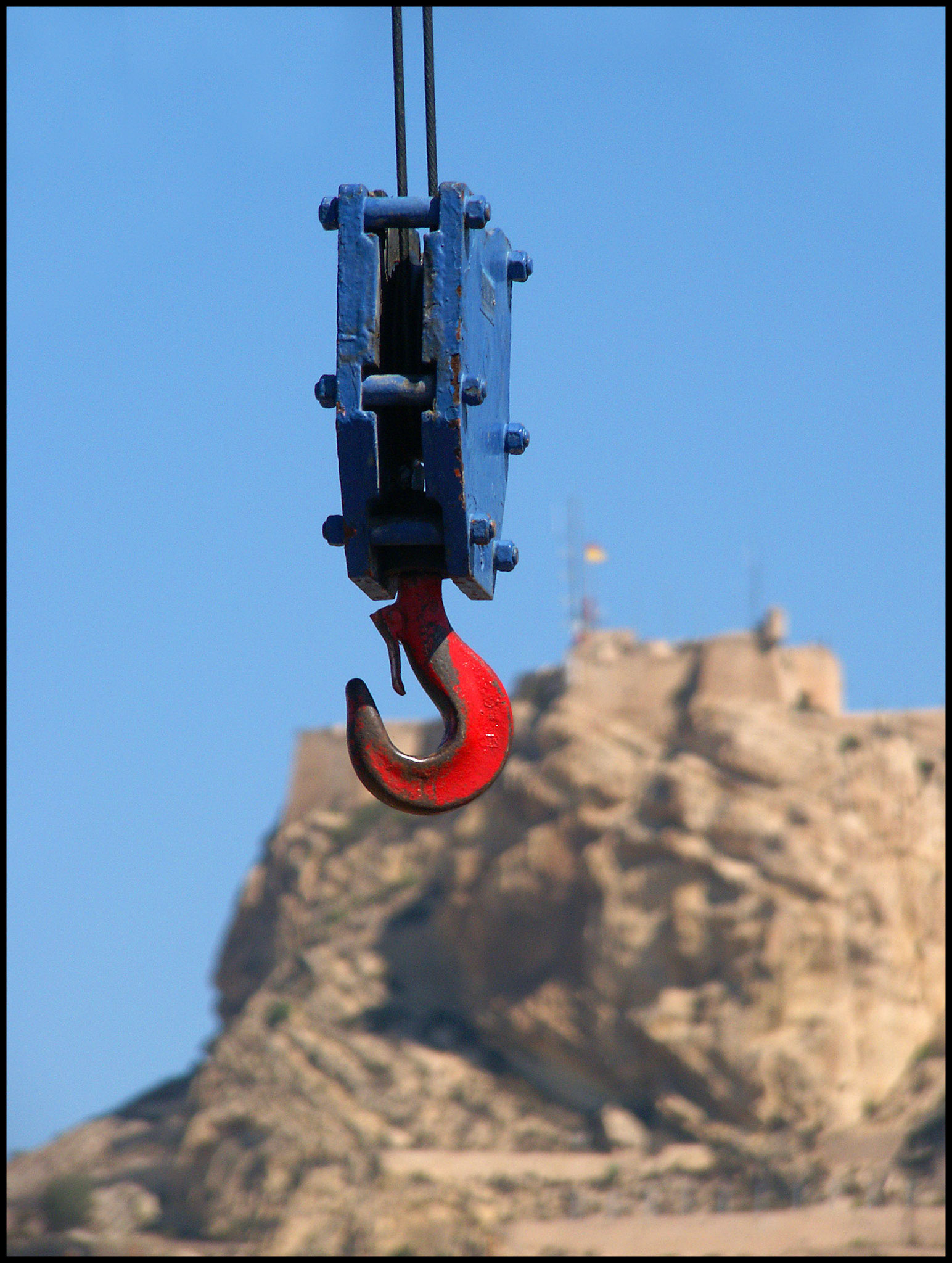Gancho de grúa en el puerto de Alicante. Ampliar