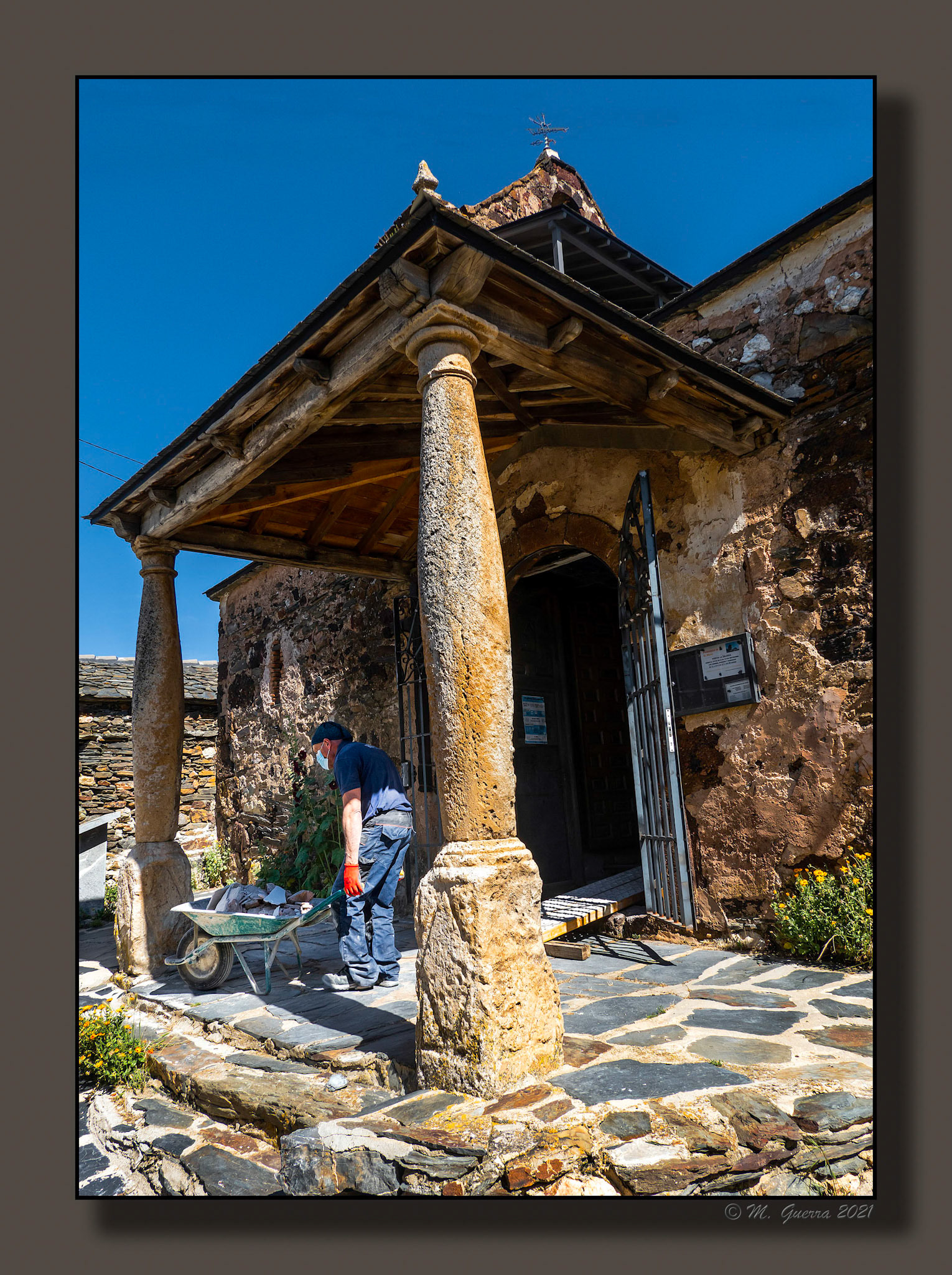 Portal de entrada de la iglesia de el Muyo