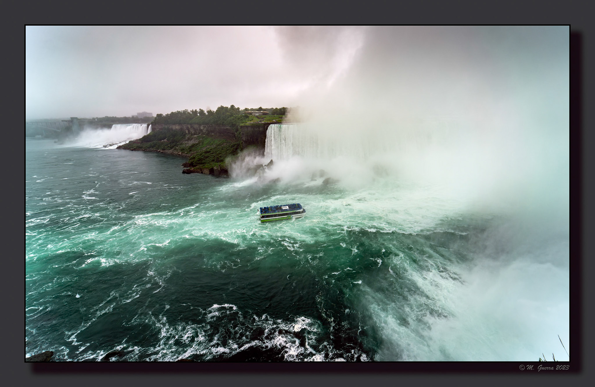 Las cataratas del Niágara en la zona en que se adentra el barco turístico. 100ASA