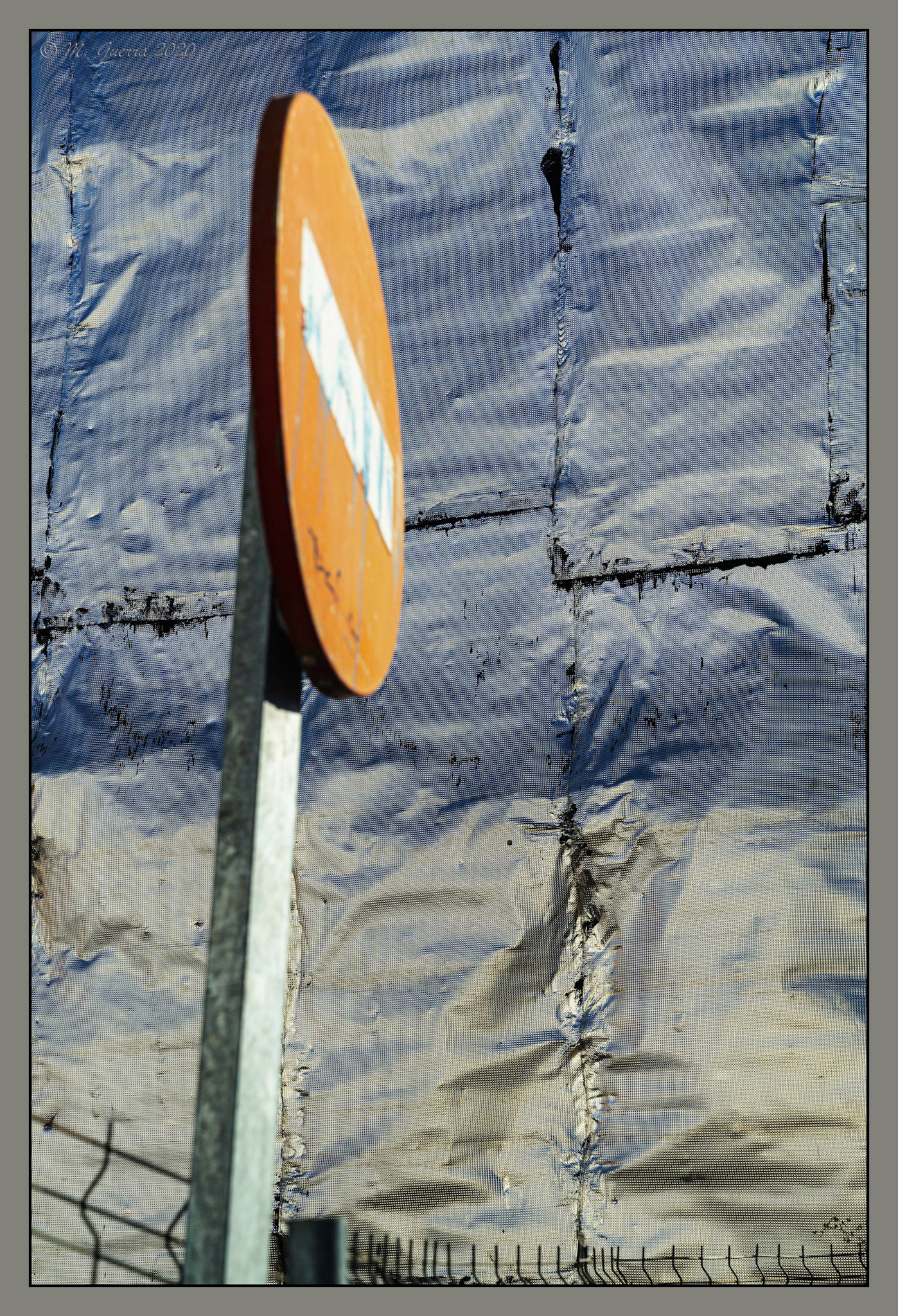 Señal de dirección prohibida sobre una pared metálica en Villarejo de Salvanés