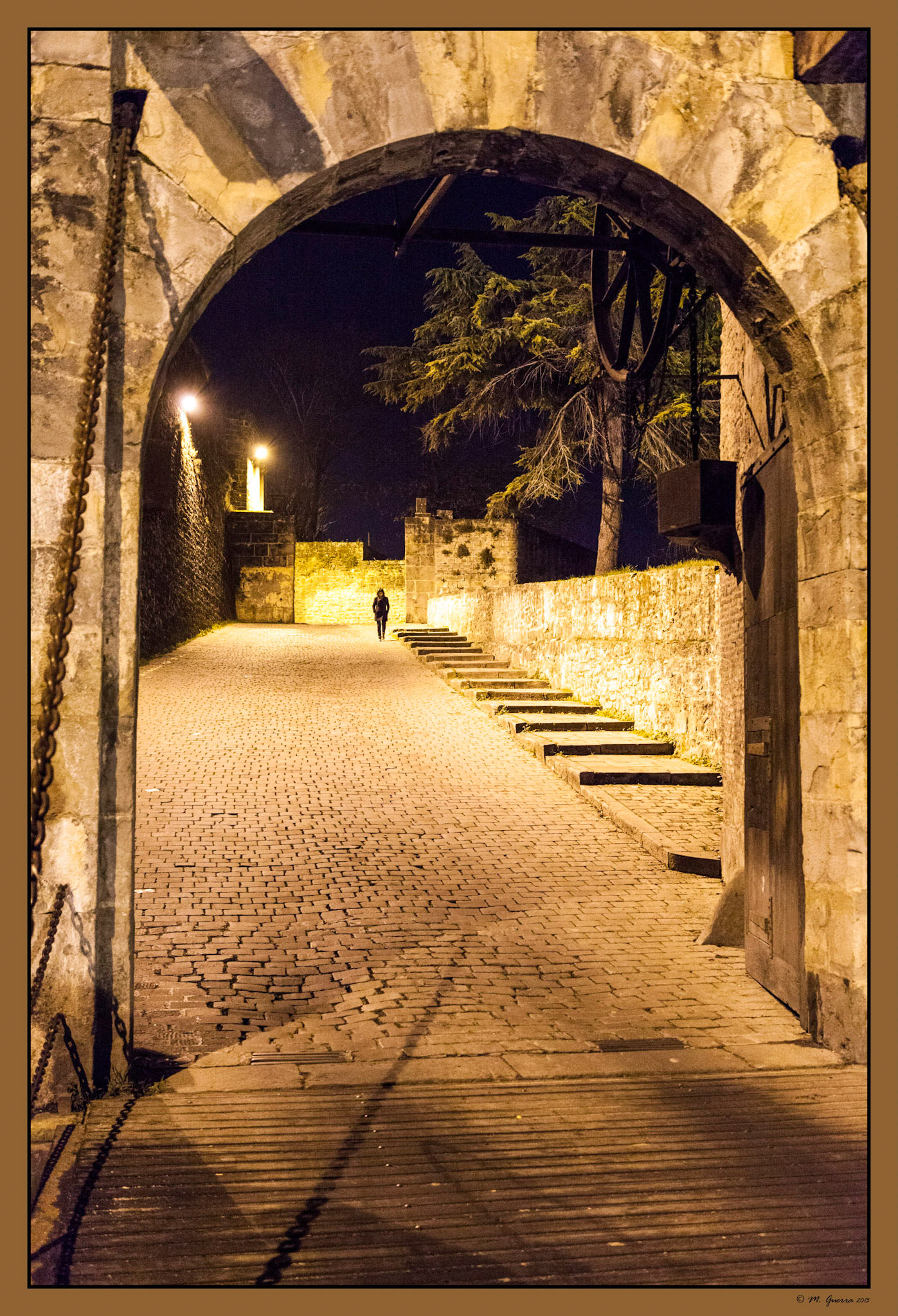 Arco de entrada en la muralla de Pamplona. Ampliar
