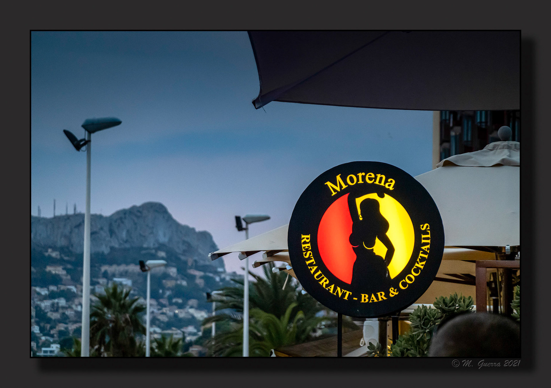 Anuncio luminoso de un restaurante en Calpe