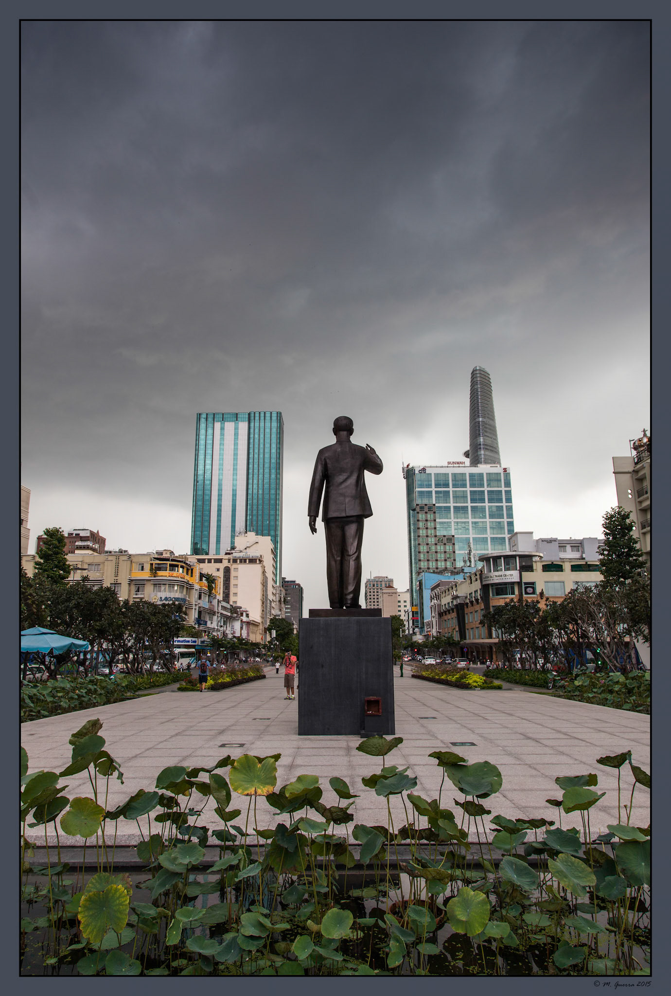 Estatua de Ho Chi Min frente al ayuntamiento de Saigón. Ampliar. 100ASA