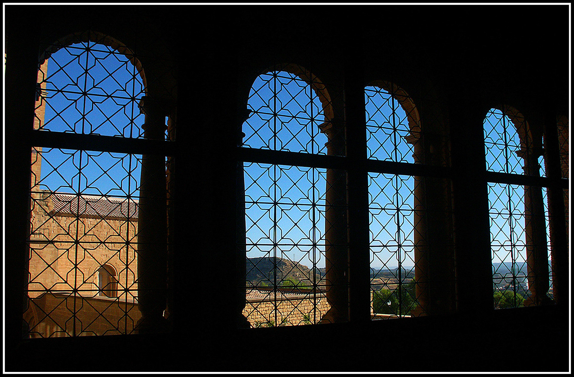 Salón y ventanales de vidrio plomado en El Parador de Alcañiz. Ampliar