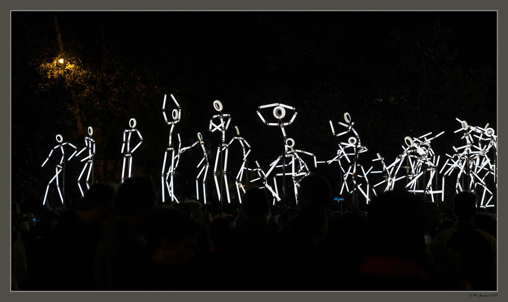 Muñecos simples iluminados en la luna de Octubre en Madrid. Ampliar