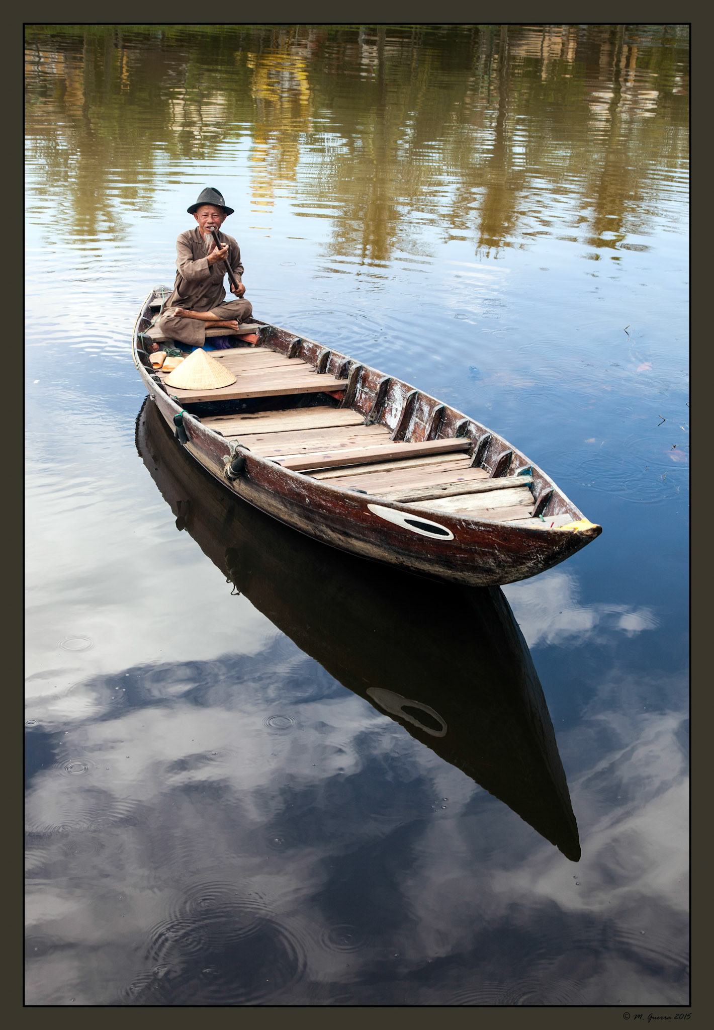 Barquero turístico en un río en Hoy An en Vietnam. Ampliar. 100ASA