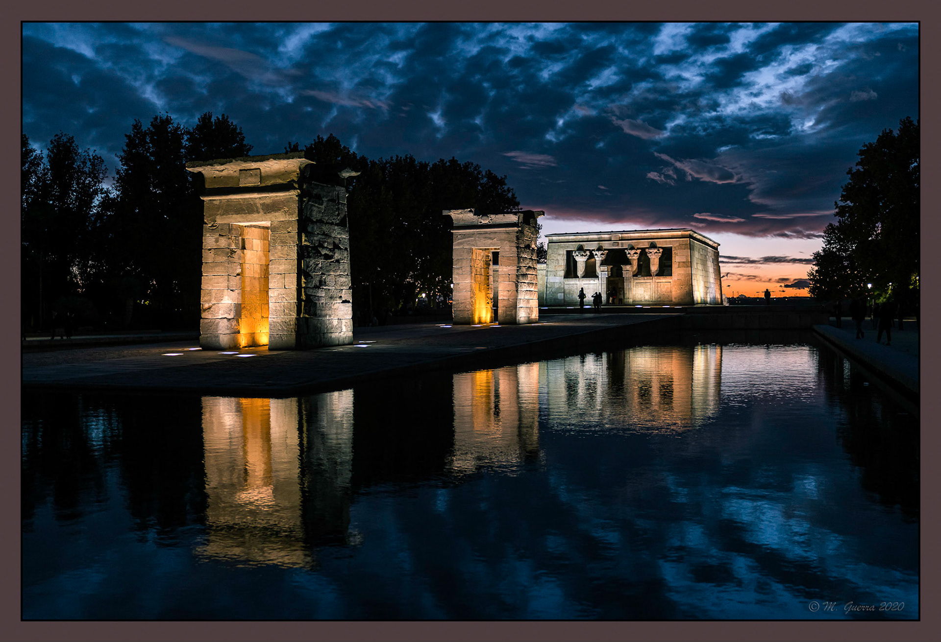 El templo de Debod con luz azul