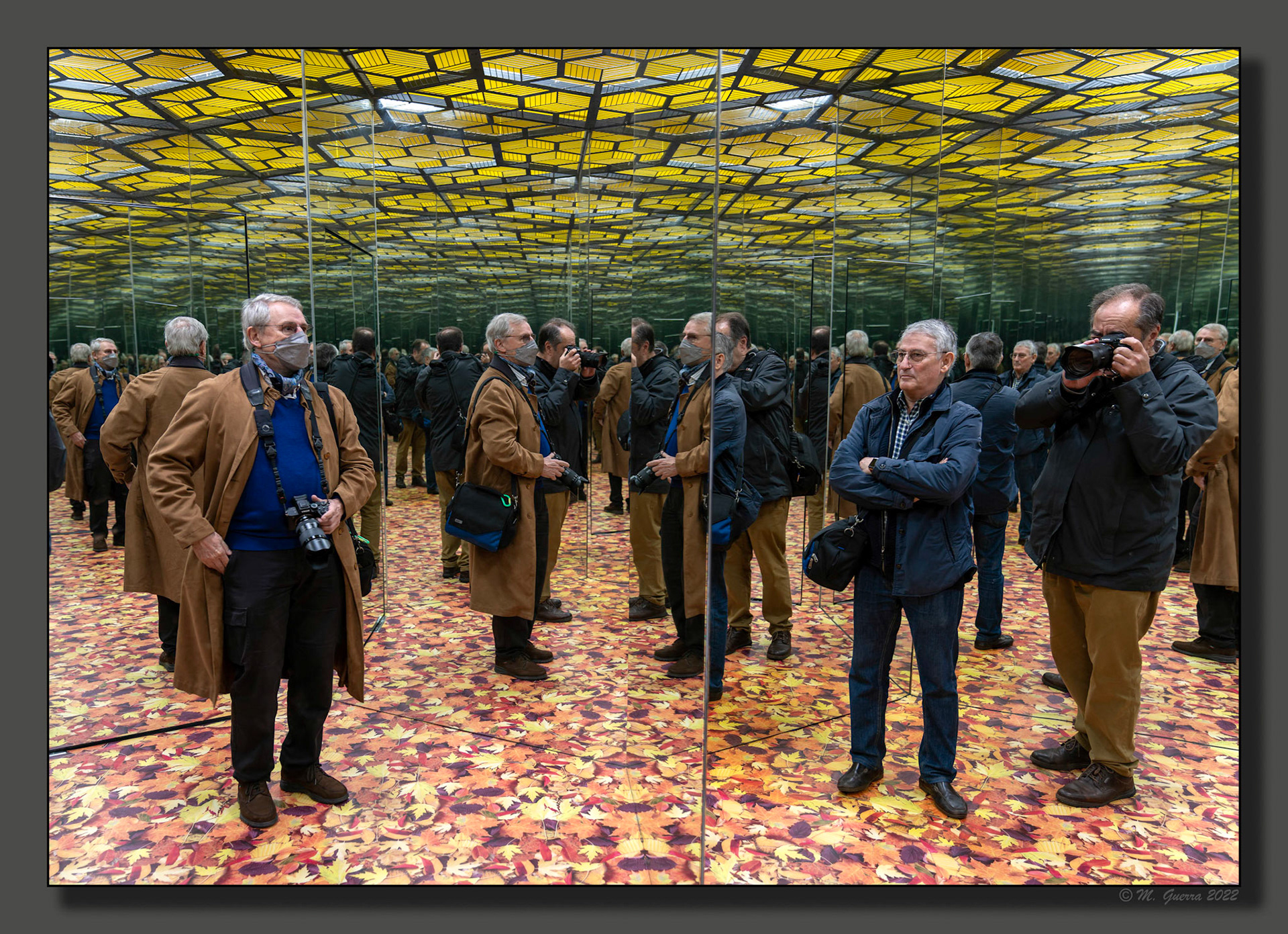 Fernando Conde, Josemi Moreno y yo en una sala con múltiples espejos en el Museo de las Ilusiones de Madrid