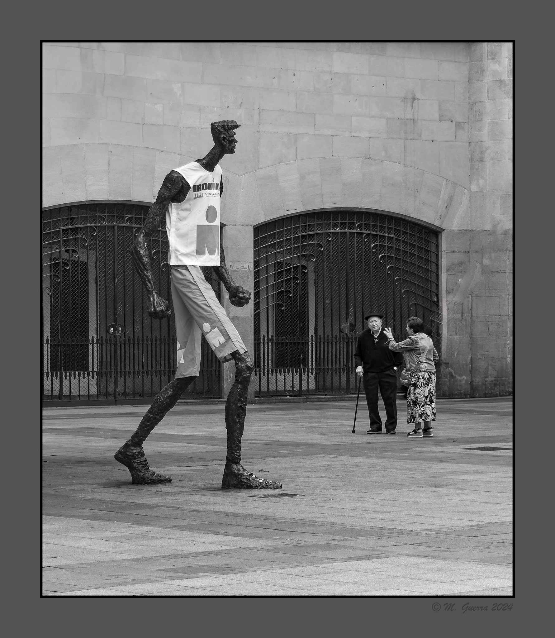 Plazoleta con una estatua de un jugador de baloncesto en Vitoria