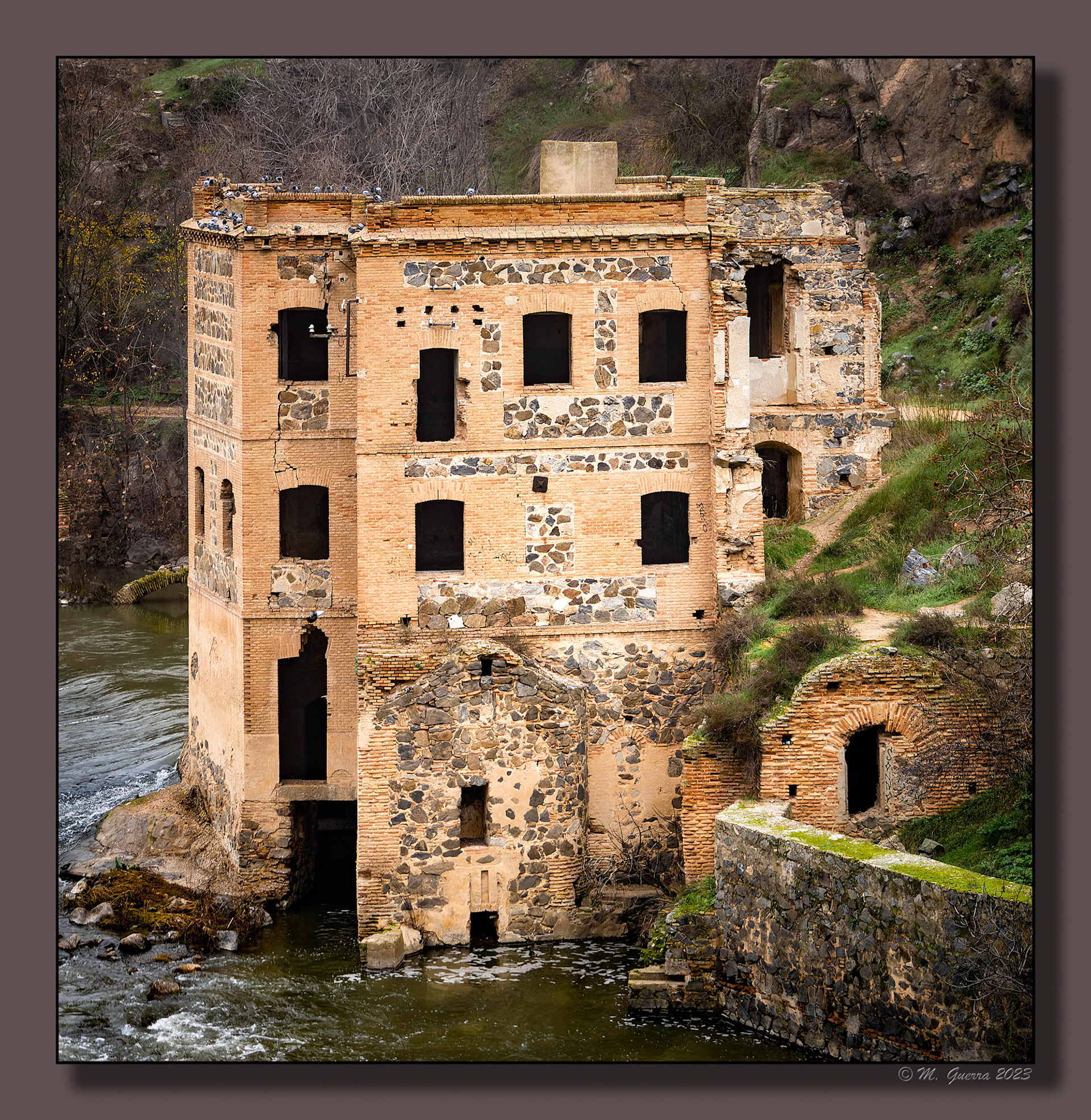 Fortaleza en ruinas sobre el río Tajo en Toledo un día de niebla. 100ASA