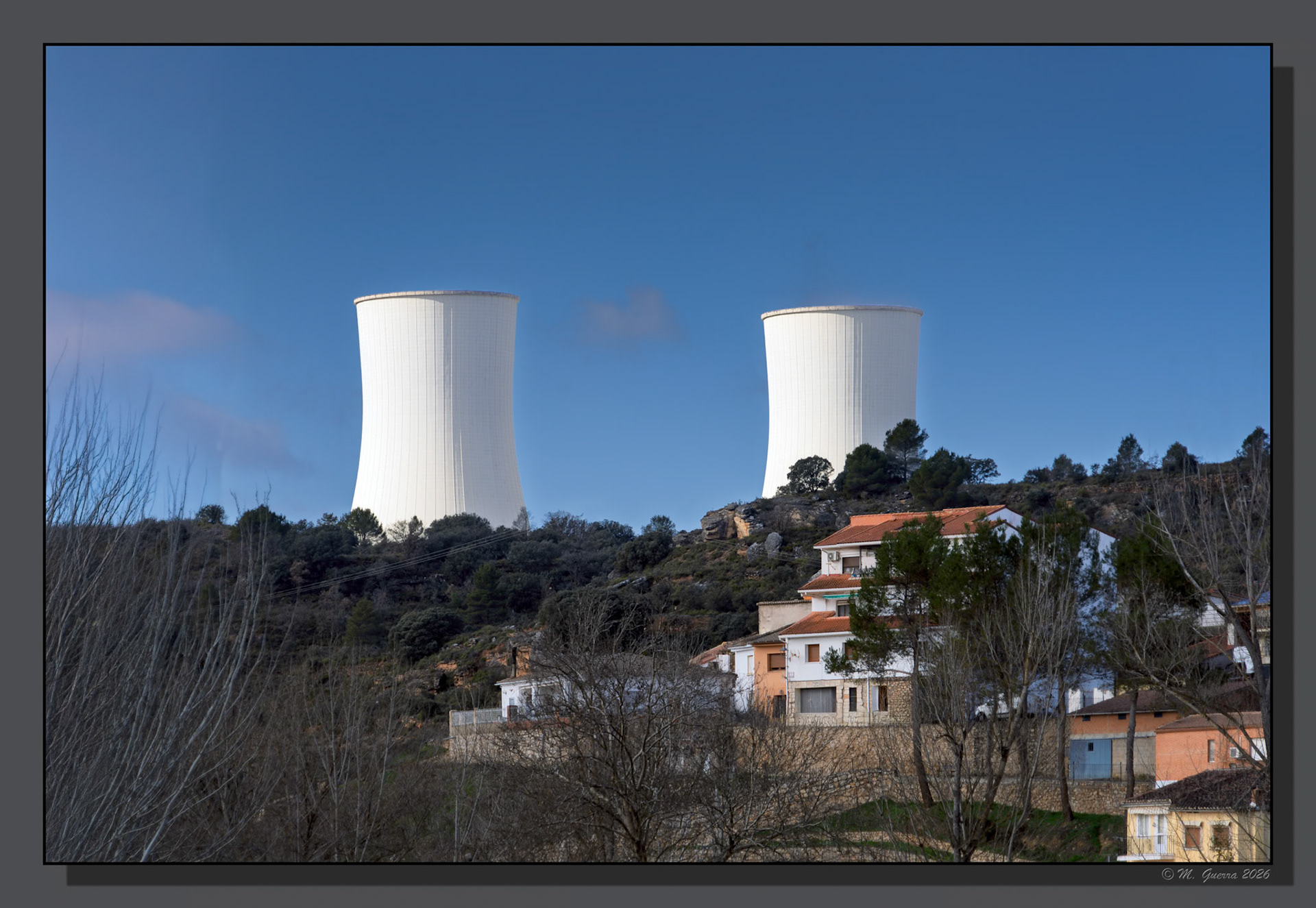 Las dos chimeneas de la central nuclear de Trillo