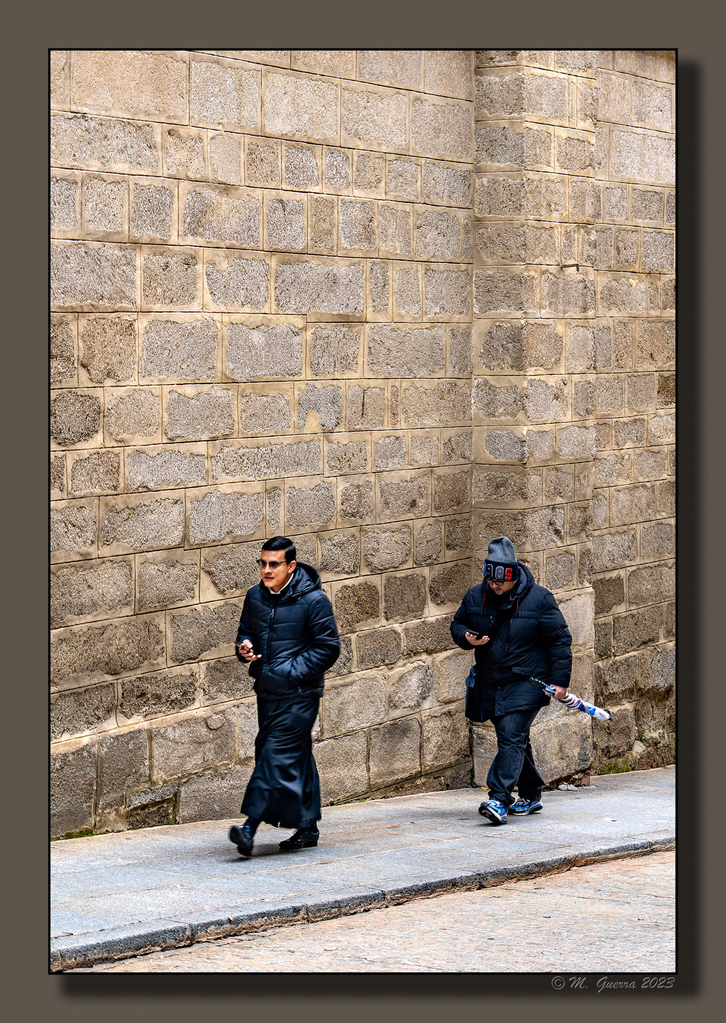 Cura con sotana paseando en Toledo