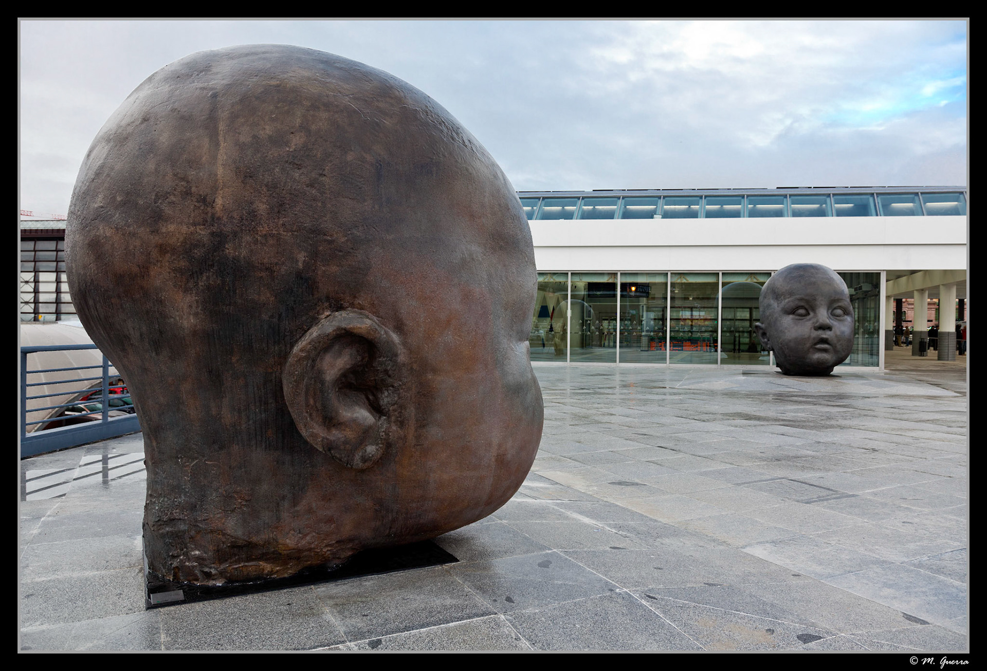 Estatuas de la cabeza de una nieta de Antonio López en la estación de Atocha en Madrid. Ampliar