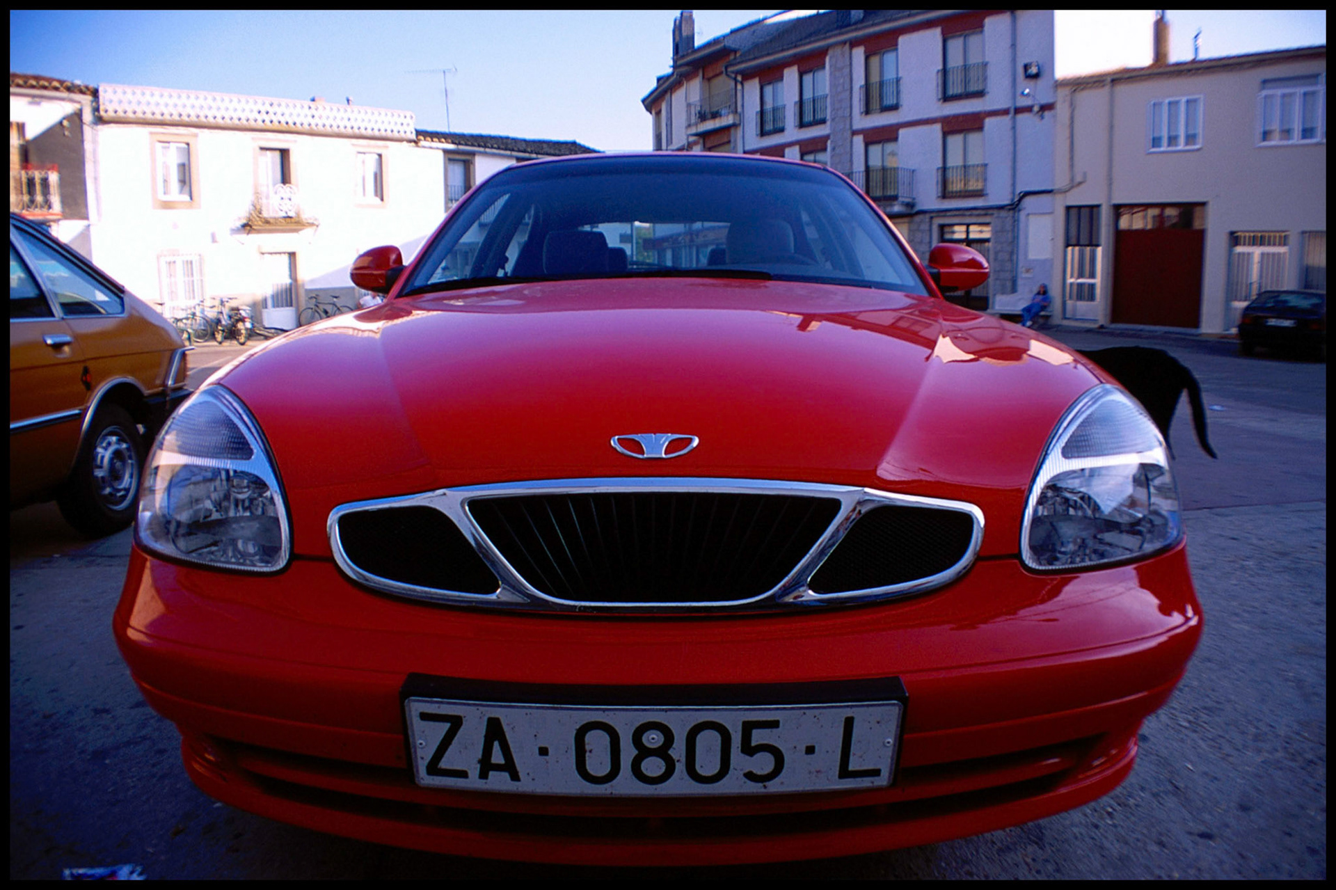 Coche rojo en la casa de Muga. Ampliar