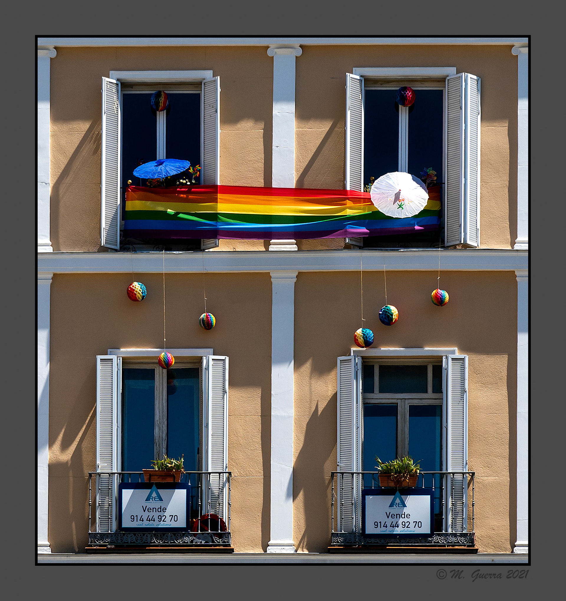 Edificio con bandera LGTBI. 100ASA