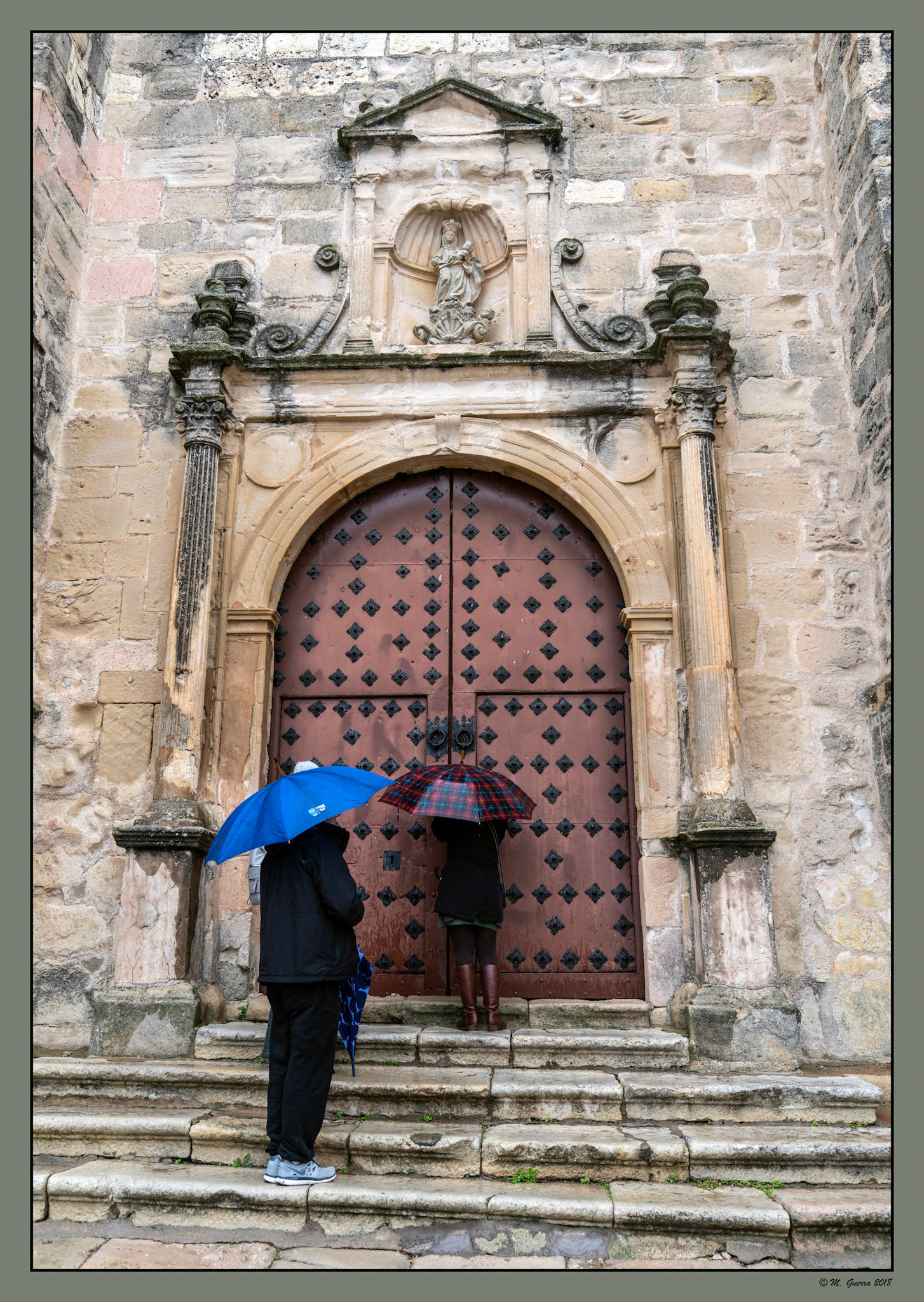 Entrada de iglesia en Cogolludo. Ampliar