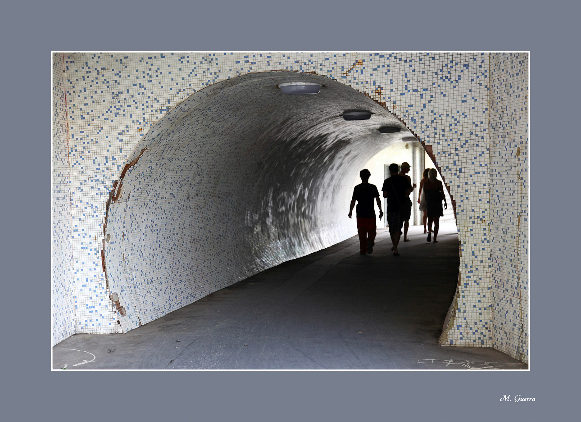 Túnel bajo un puente del Danubio en Budapest. Shutterstock 1er intento. 76406182. APROBADA. Hay que reenviarla. iStockphoto 2º intento. Ampliar. iStock posible