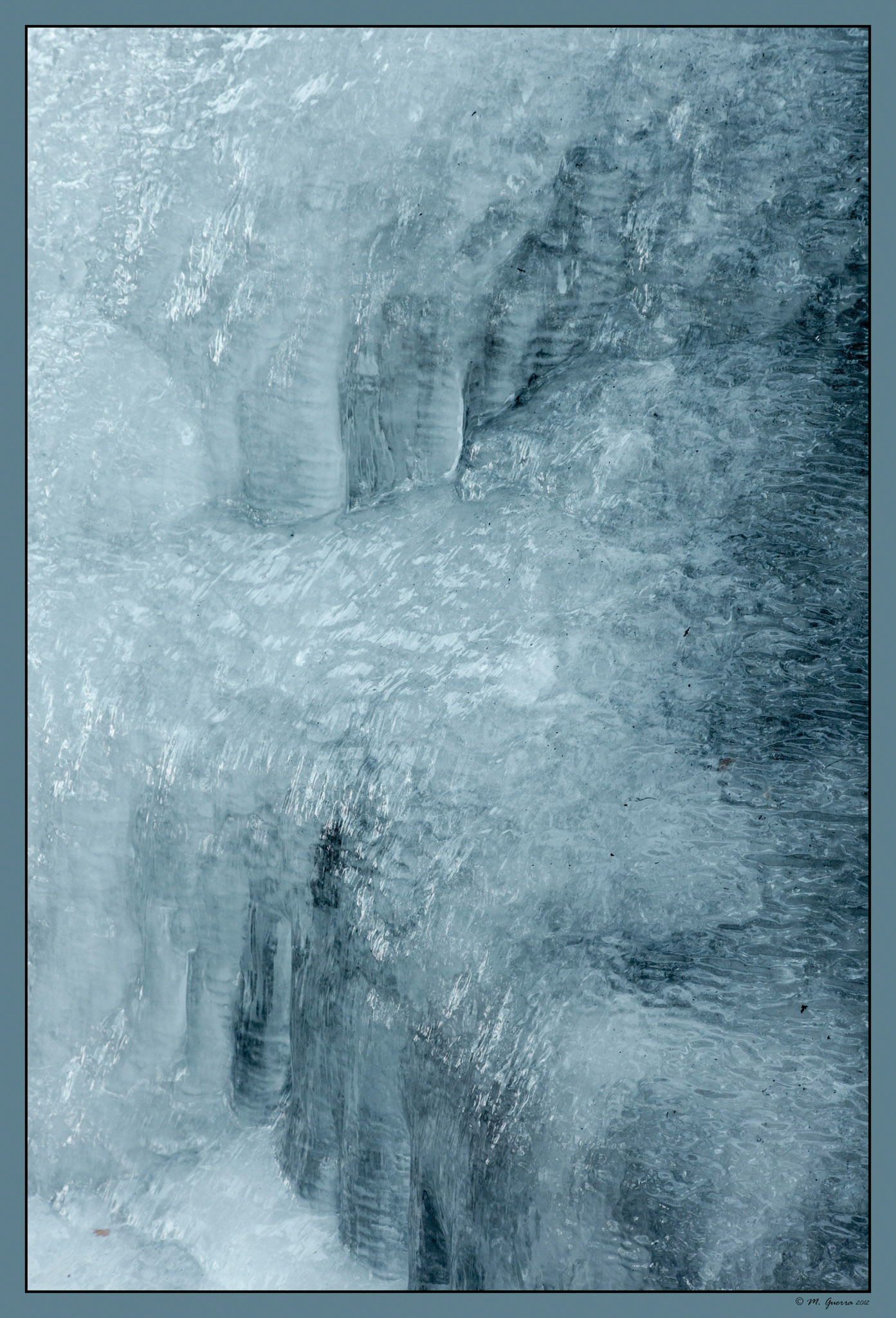 Bloques de hielo en una fuente natural cerca del puerto de Canencia. Ampliar