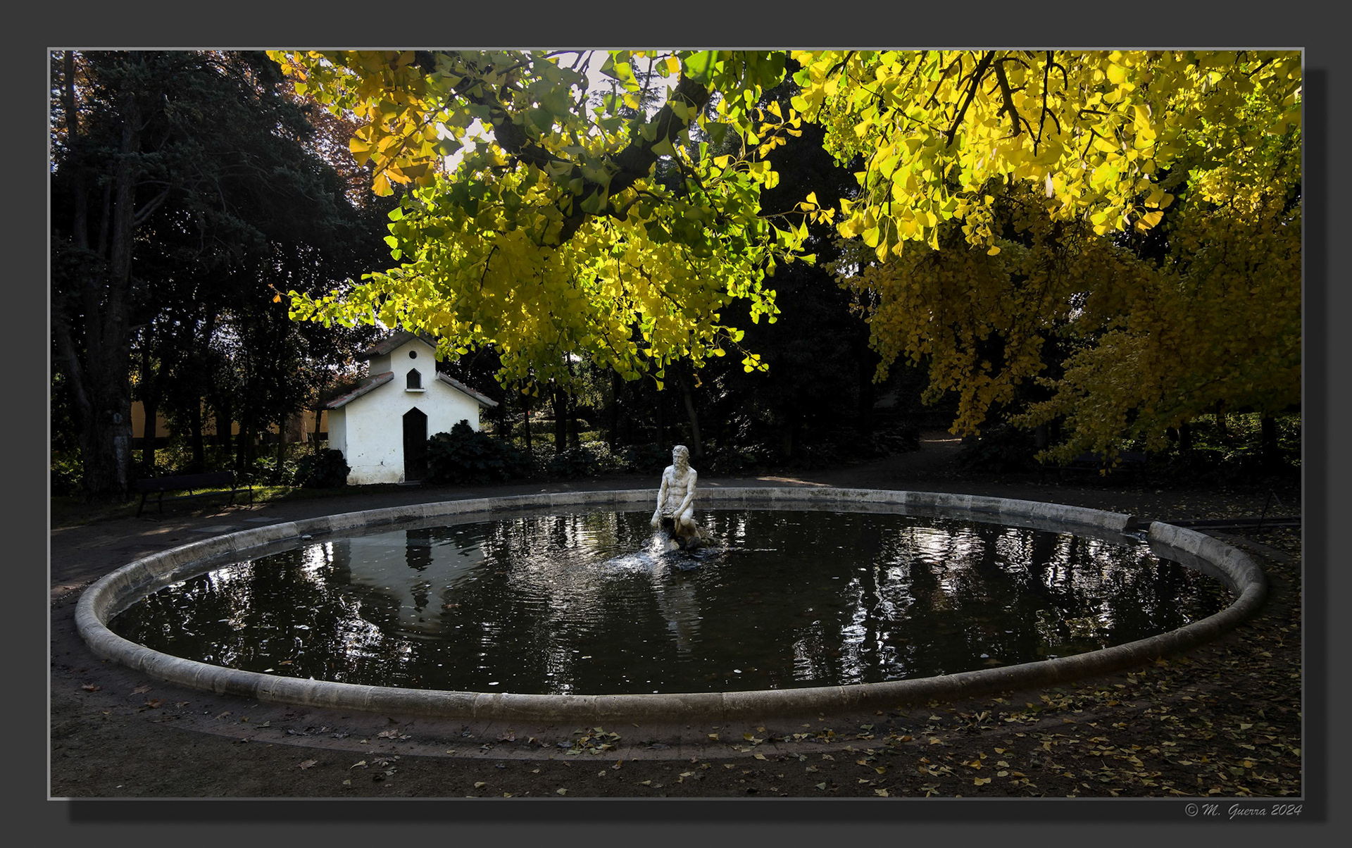 Estanque con estatua en el parque de la Fuente del Berro