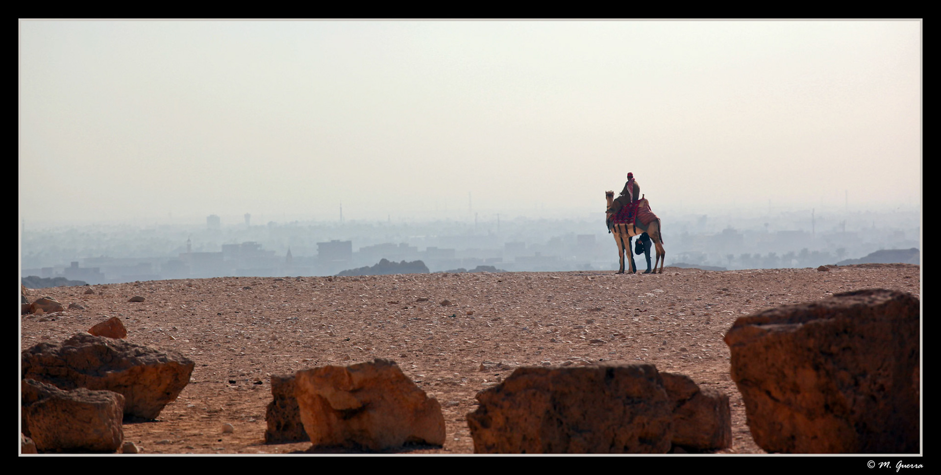 Beduino mirando a el Cairo en Giza, Egipto. Ampliar