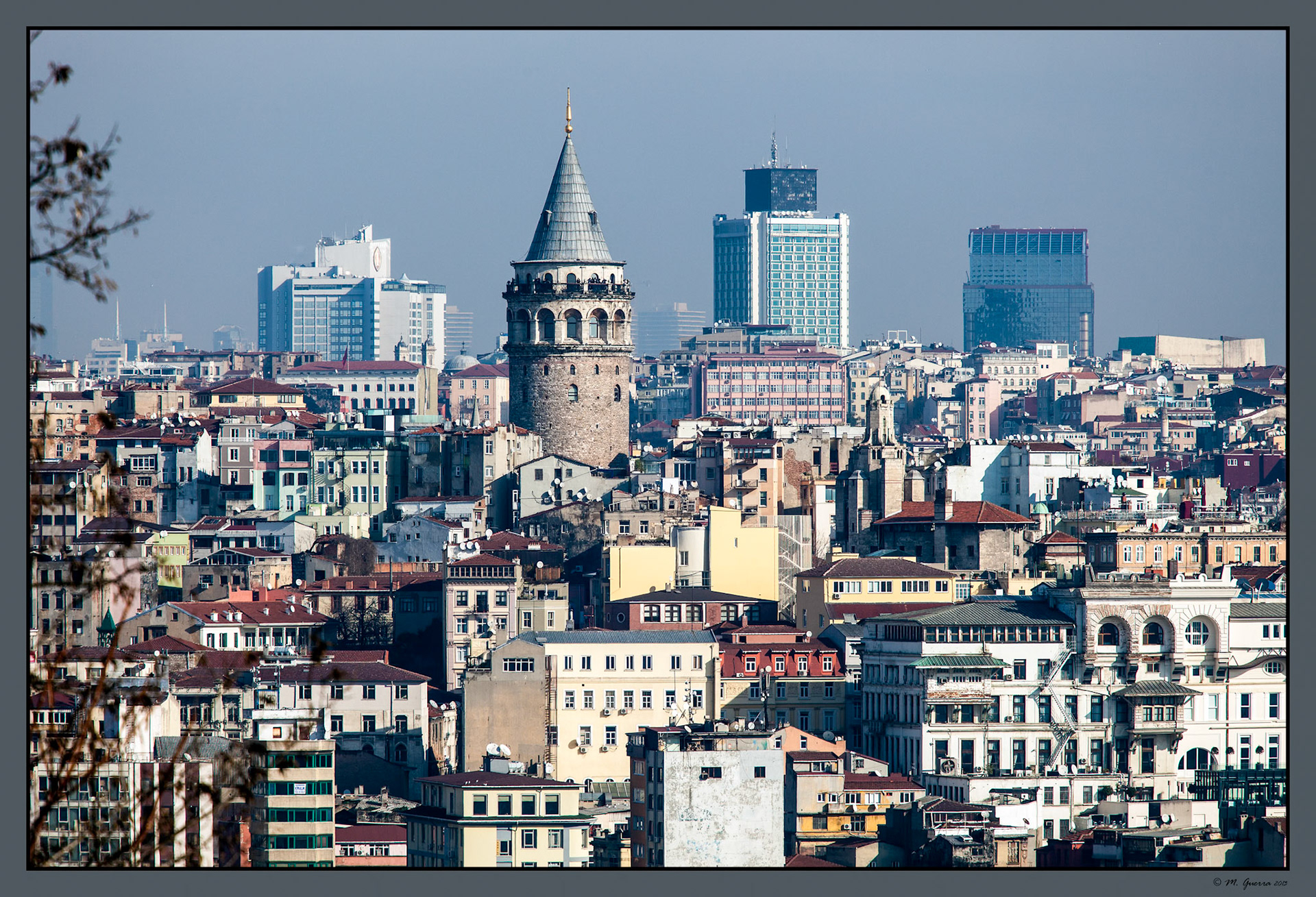 La Torre Galata desde la Mezquita de Solimán. Ampliar