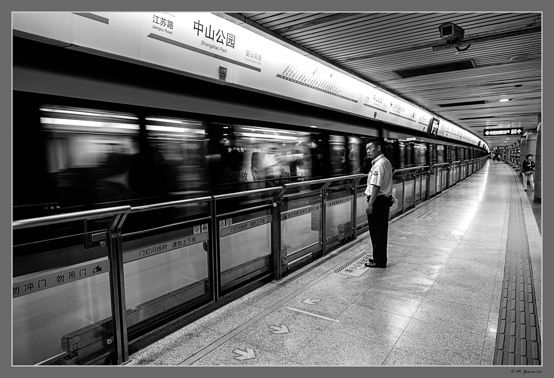 Vigilante en el metro de Shanghai. Ampliar. 100ASA