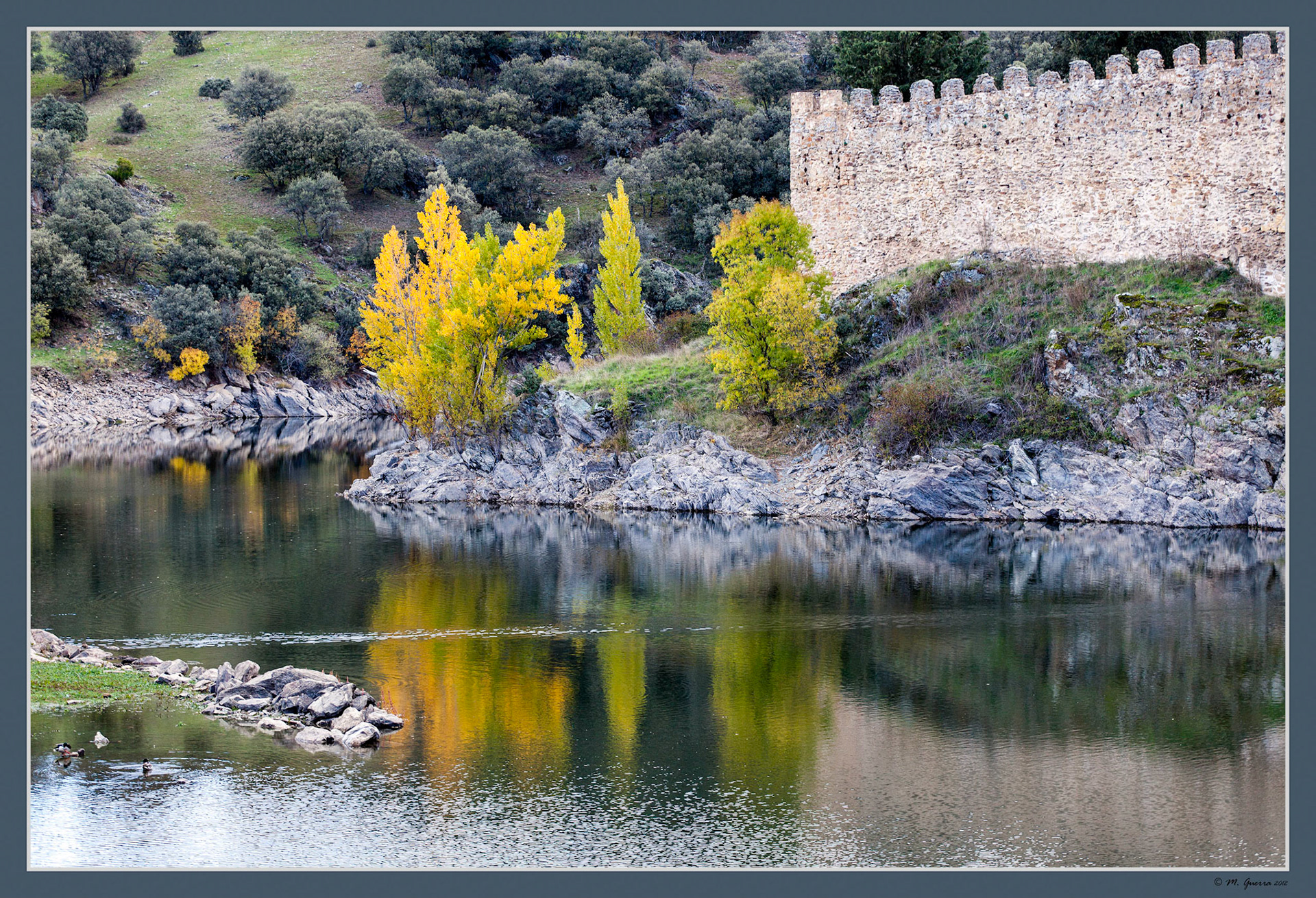 Las murallas del castillo y el embalse en Buitrago de Lozoya. Ampliar