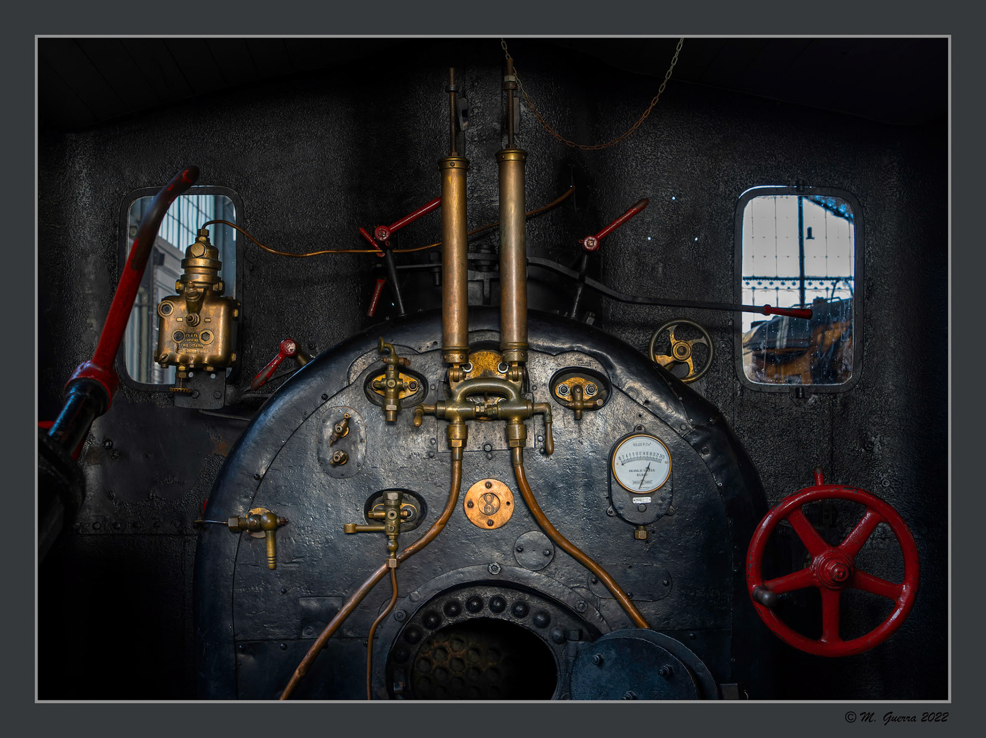 Caldera de una locomotora en el Museo del Ferrocarril. Ampliar. 100ASA