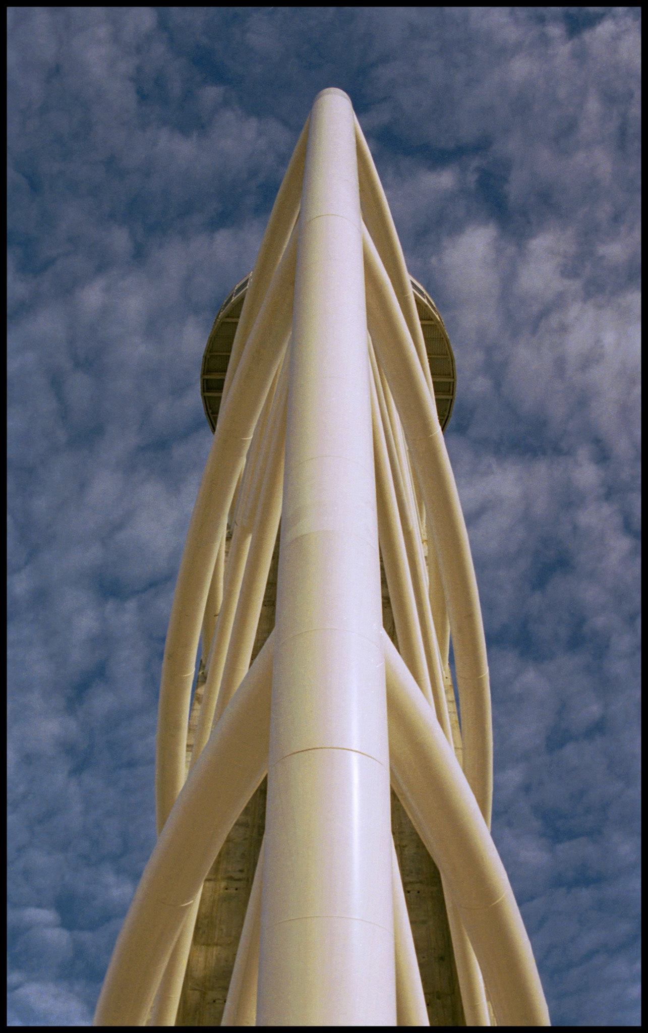 La torre de comunicaciones de la expo de Lisboa. Ampliar. 100ASA
