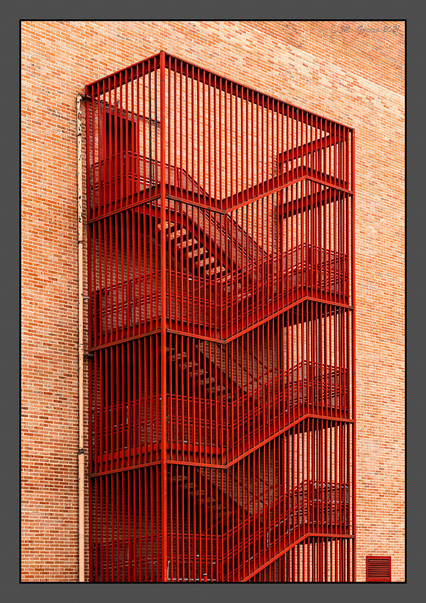 Moto y escalera de incendios roja en Ventas