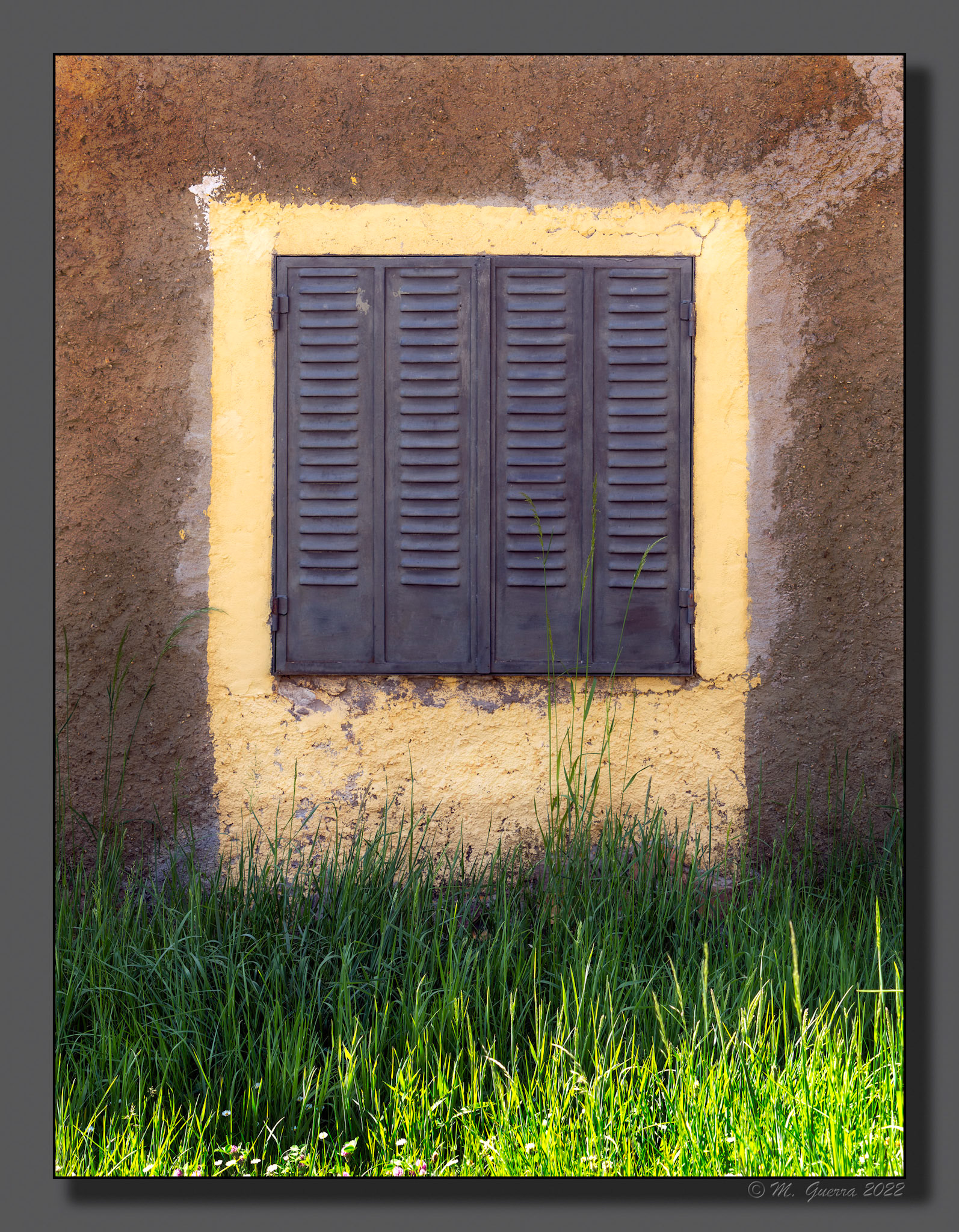 Ventana metálica en Alquité