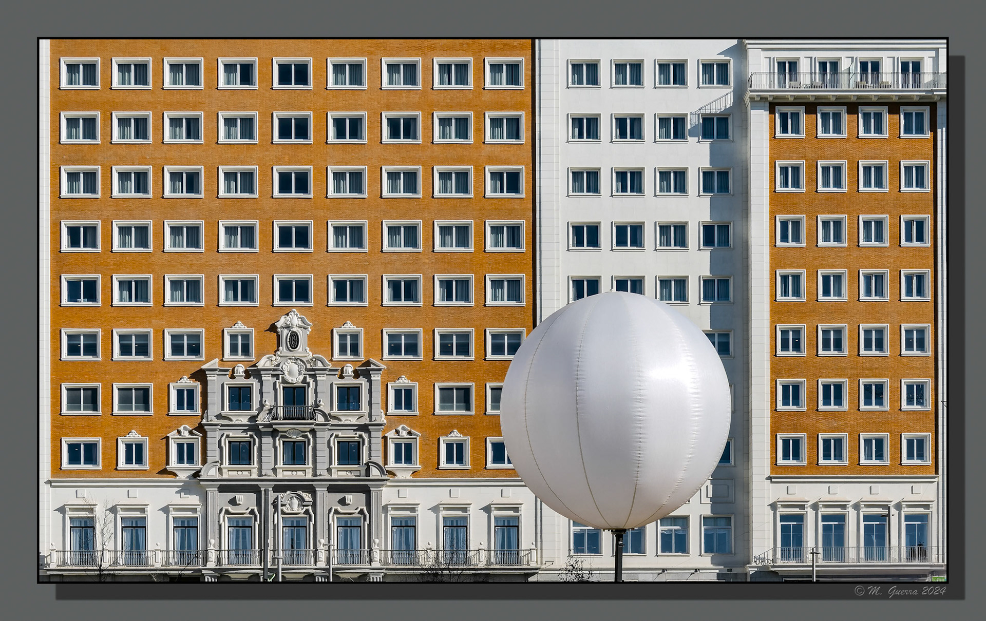 Un globo frente al hotel Riu de Plaza de España