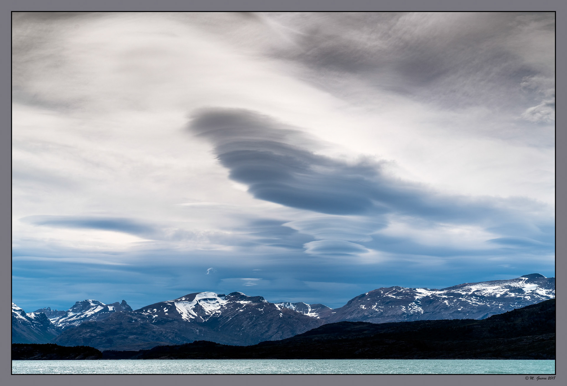 Nubes lenticulares sobre el lago argentino. Ampliar. 100ASA