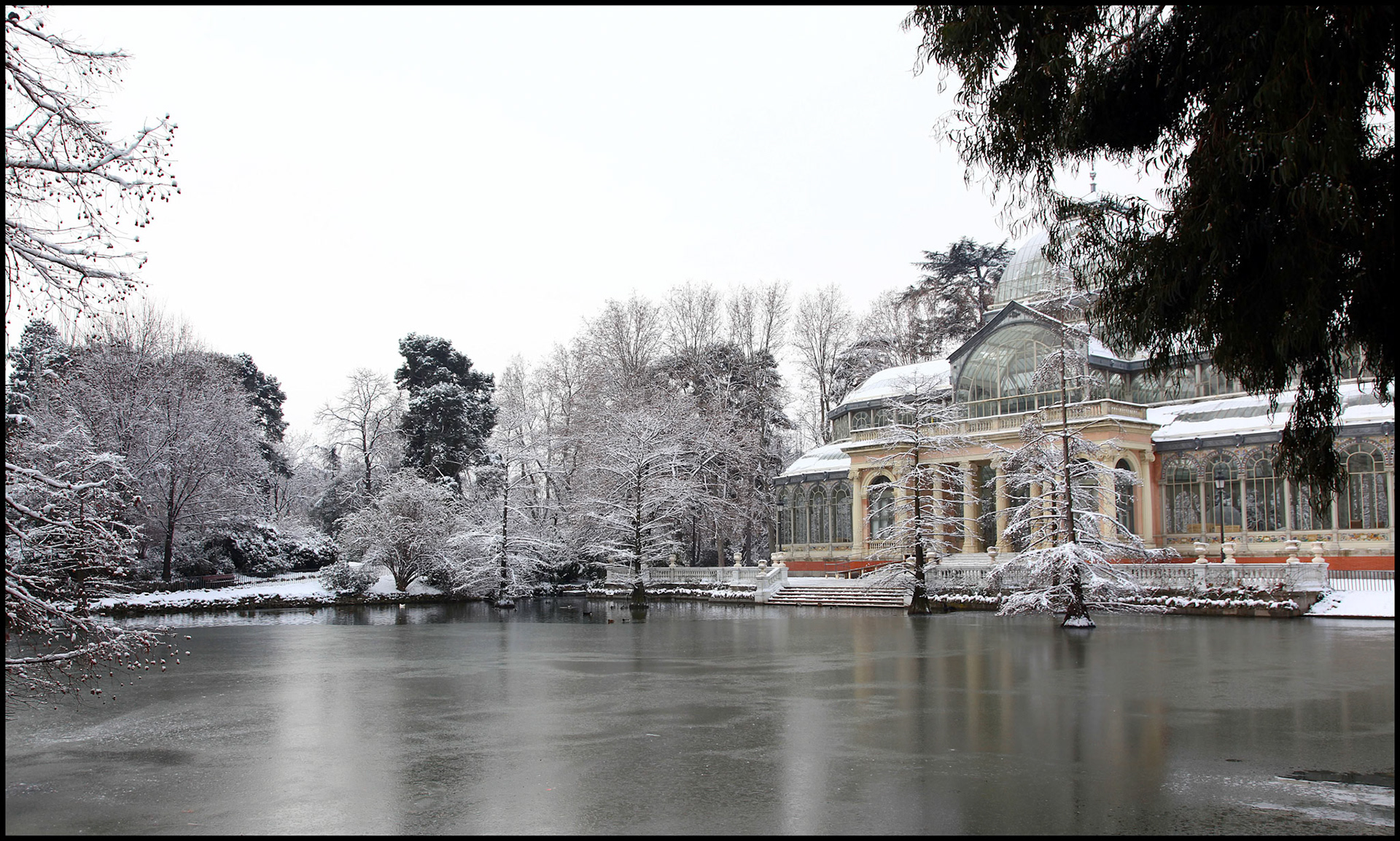 El Palacio de Cristal en El parque del Retiro de Madrid con nieve. Ampliar. 100ASA