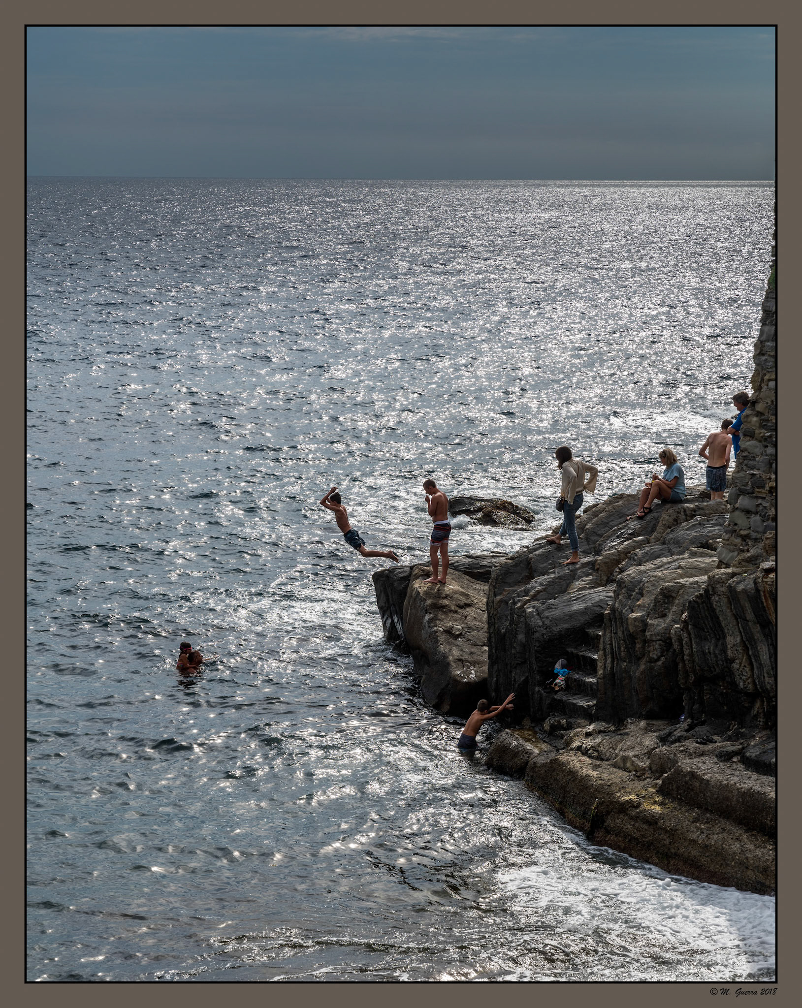 Saltadores en un acantilado en Riomaggiore. Ampliar. 100ASA