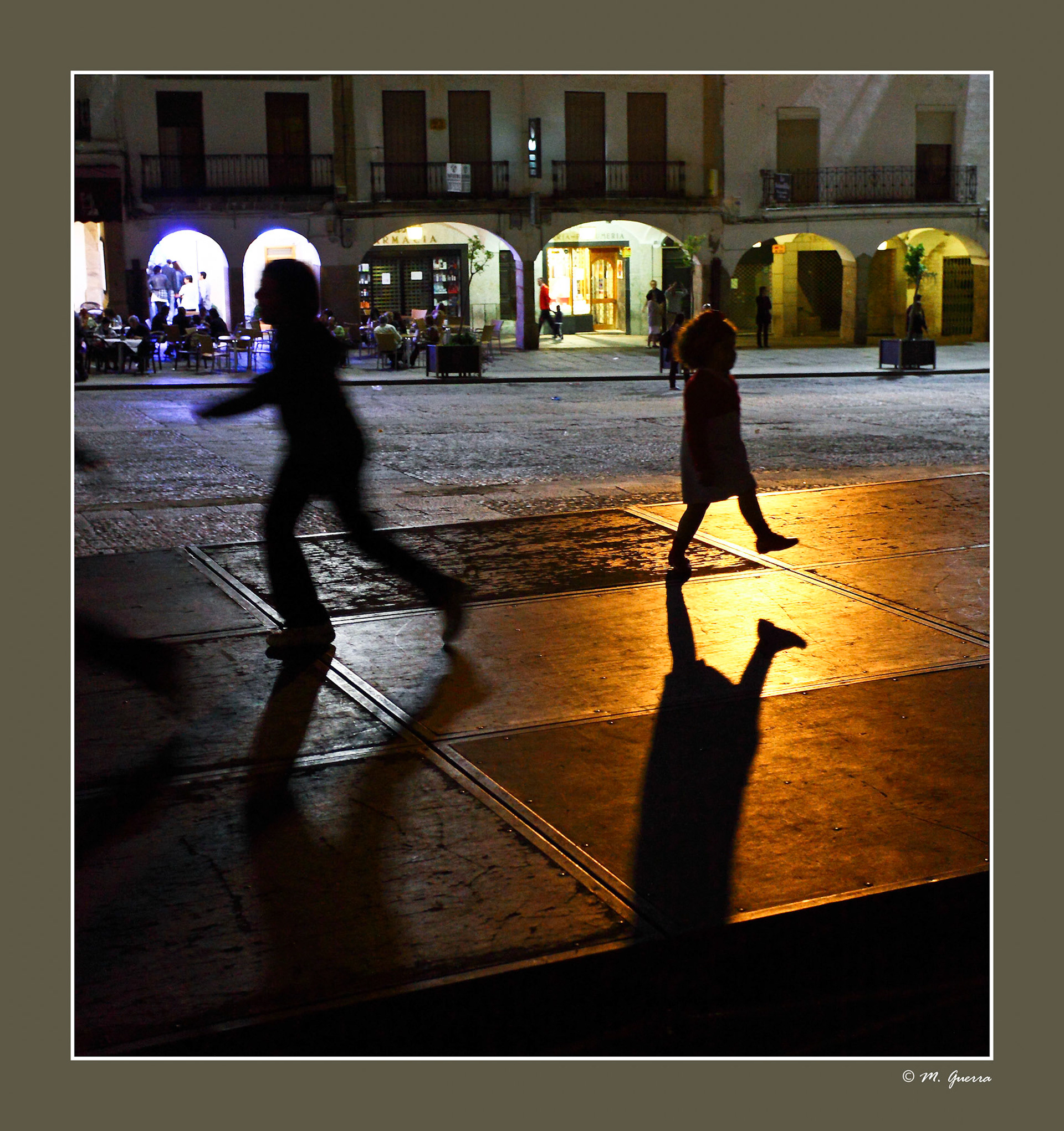 Niños jugando en la plaza mayor de Cáceres. Ampliar