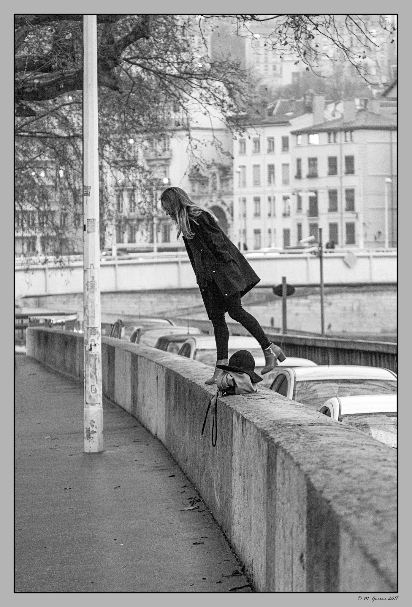 Chica haciendo equilibrios en un pretil al lado del río en Lyon. Ampliar. 100ASA